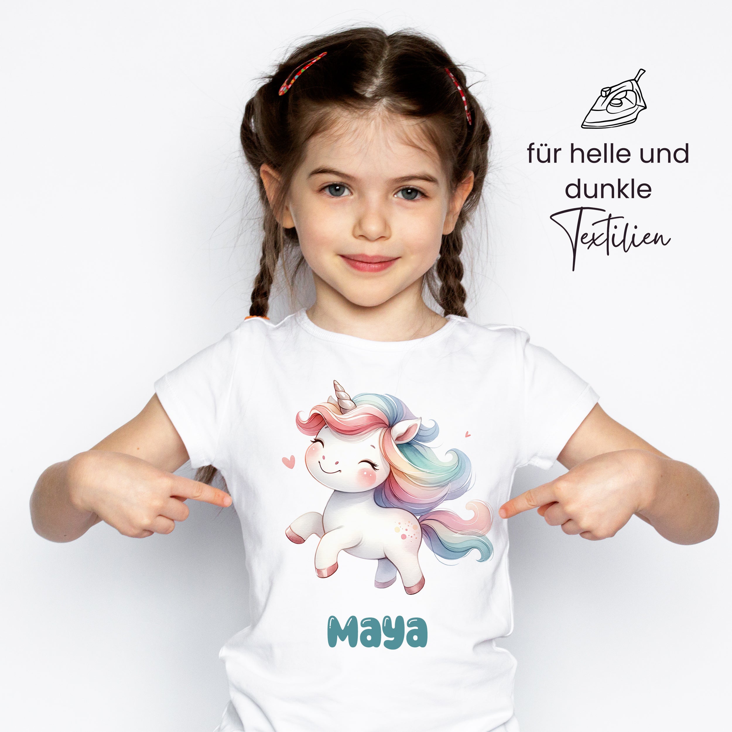 Weißes T-Shirt mit buntem Einhorn und dem Namen "Maya".