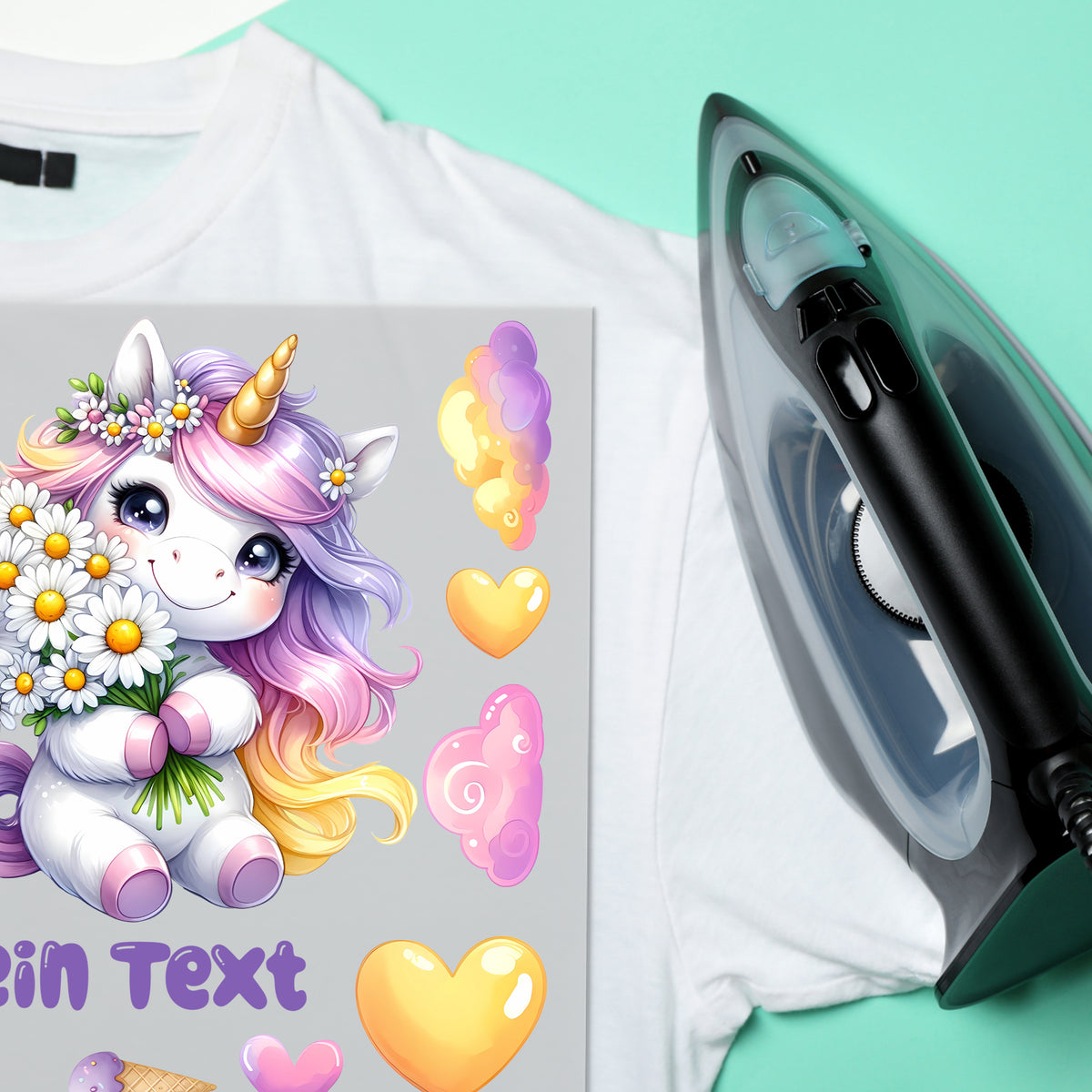 Einhorn-Motiv mit bunten Herzen und Wolken auf T-Shirt.