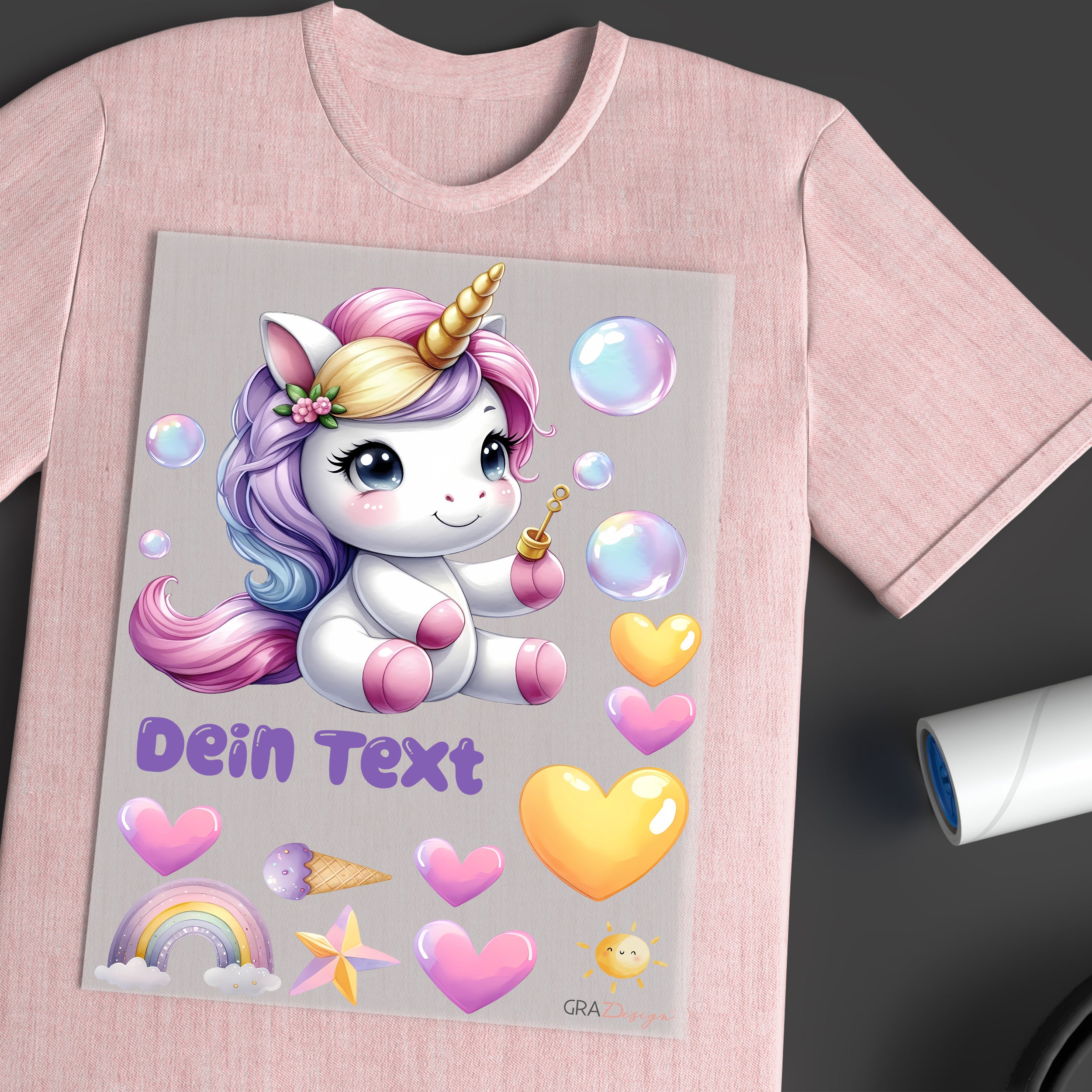Einhorn mit bunten Herzen und Blasen auf rosa T-Shirt.