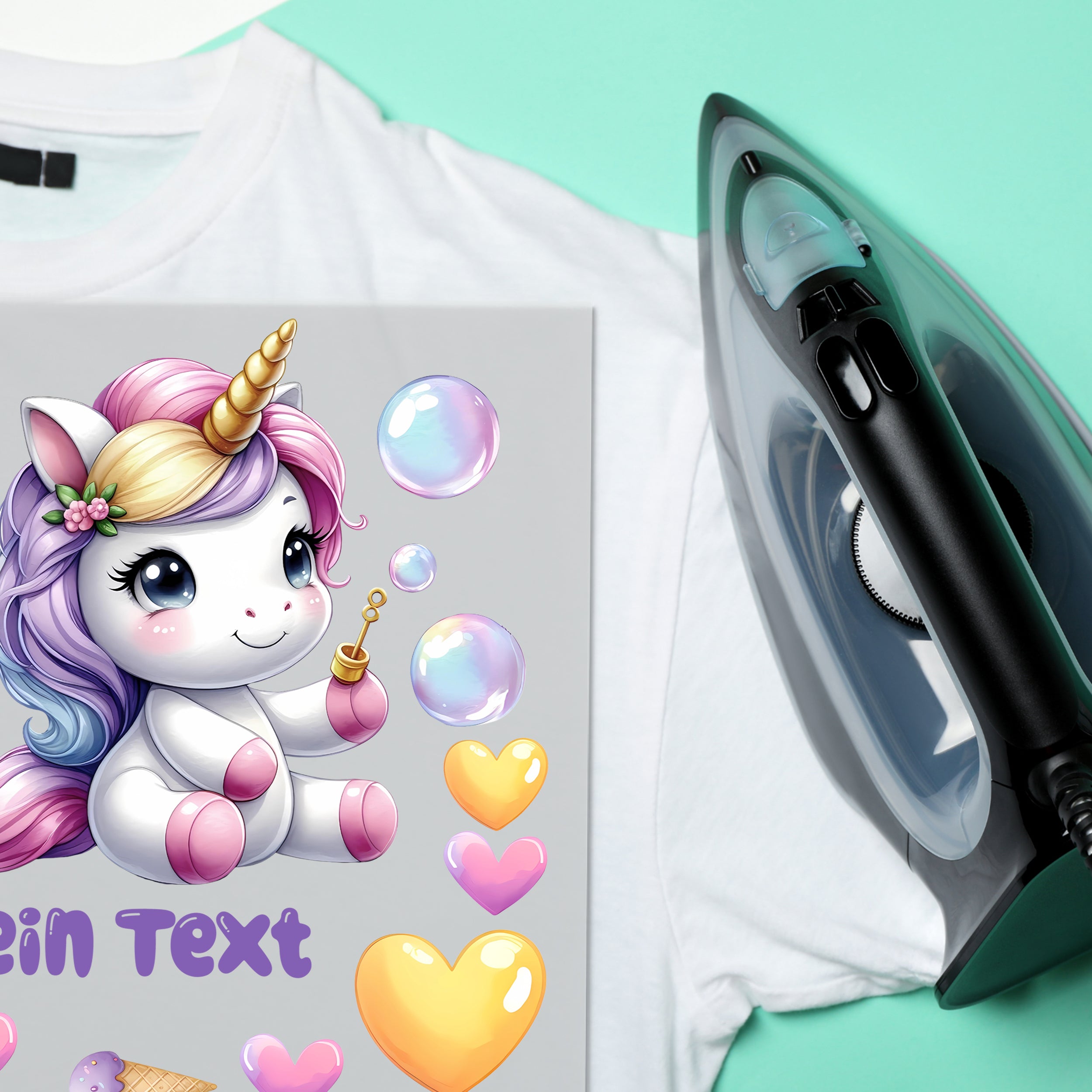 Einhorn-Motiv auf weißem T-Shirt mit bunten Details.