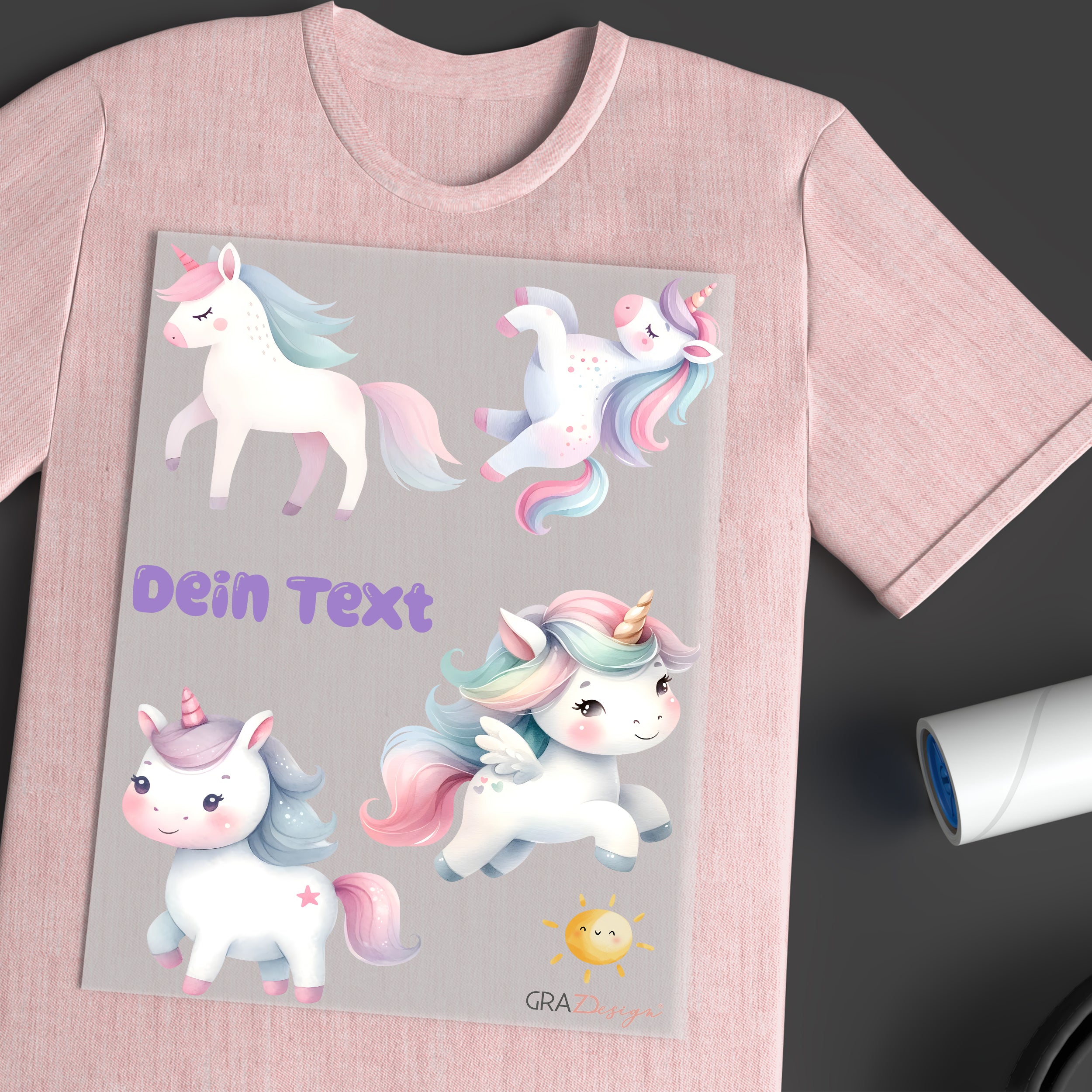 Rosa T-Shirt mit bunten Einhörnern und personalisiertem Text.