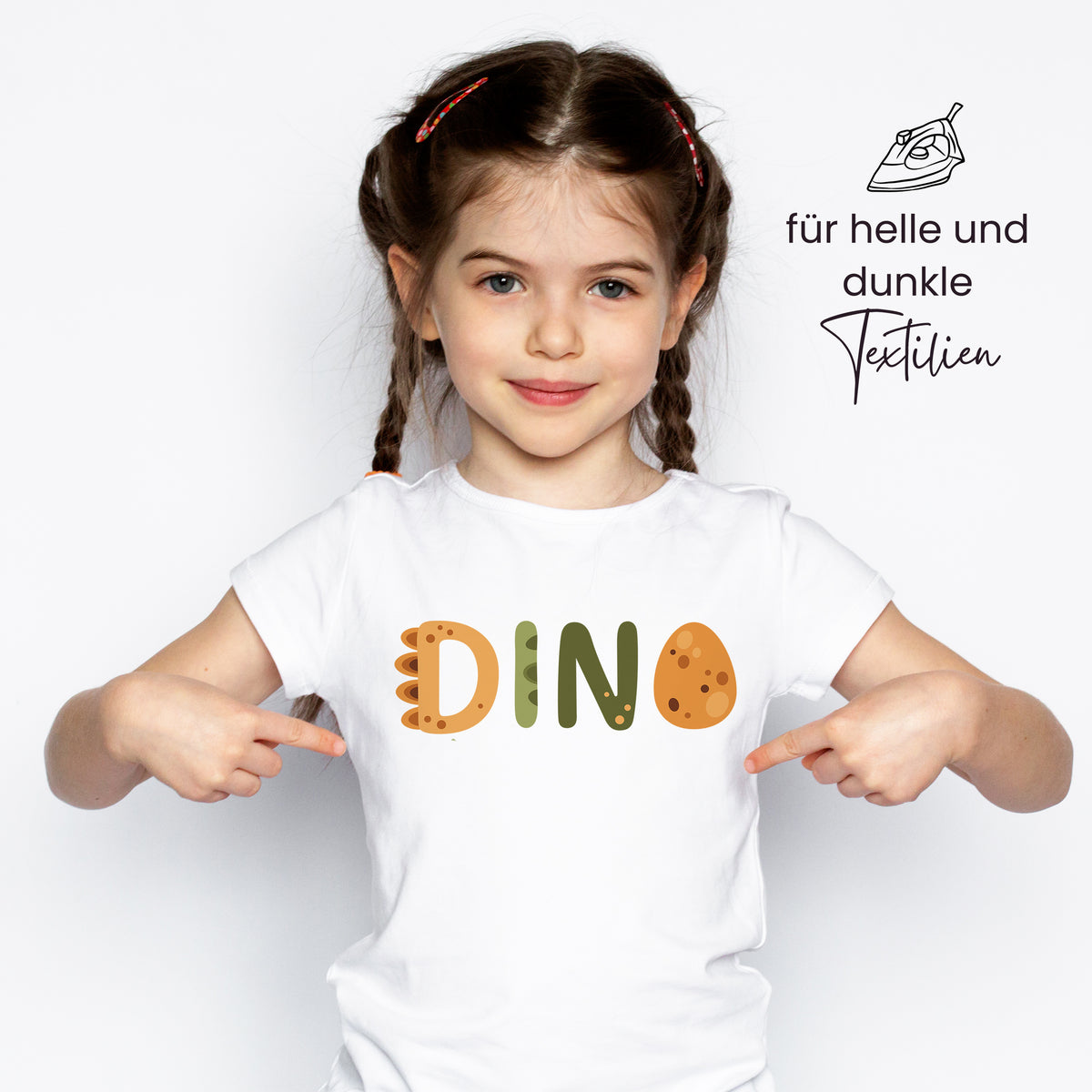 Weißes T-Shirt mit "DINO"-Aufdruck in bunten Farben.
