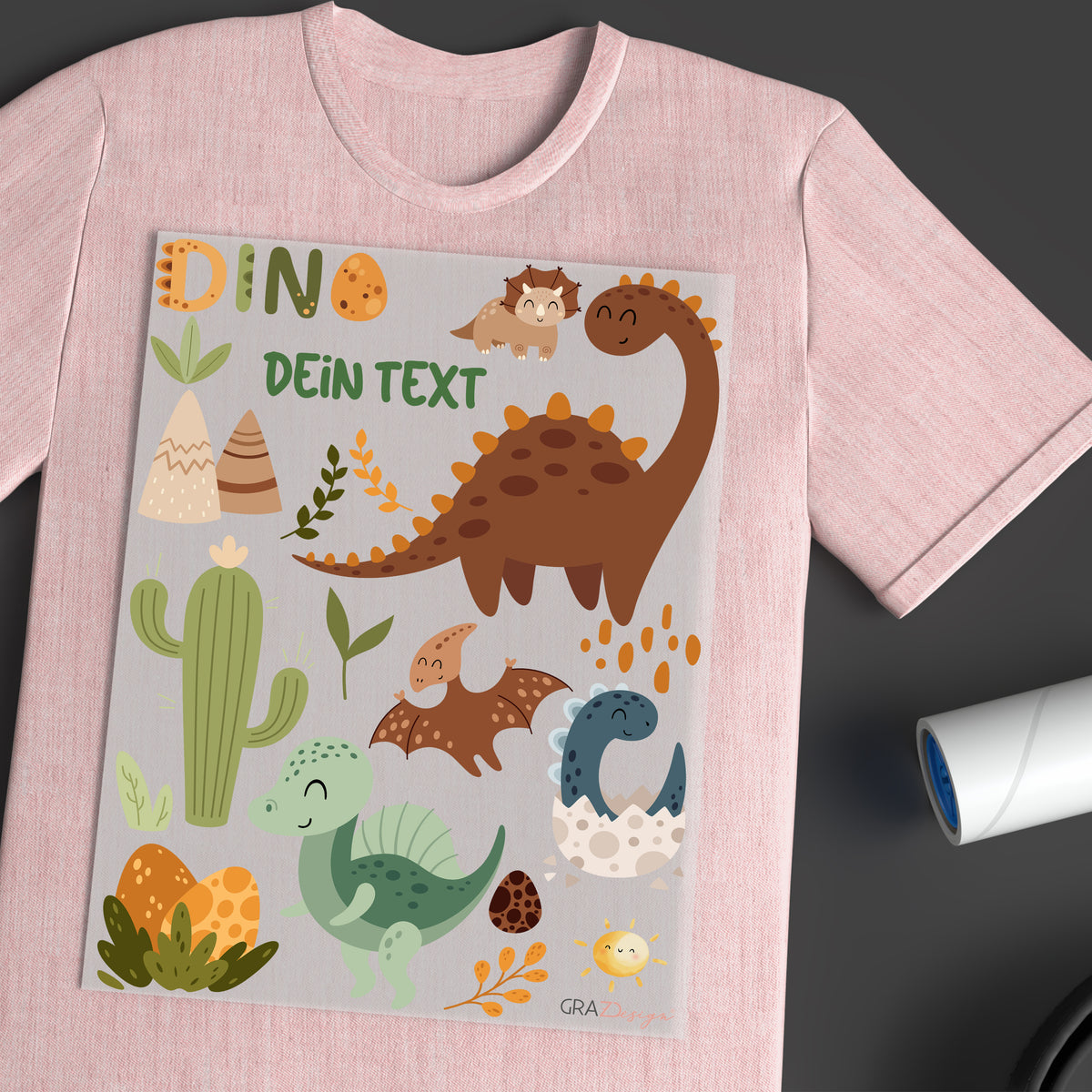 Dinosaurier-Design auf pinkem T-Shirt mit bunten Details.