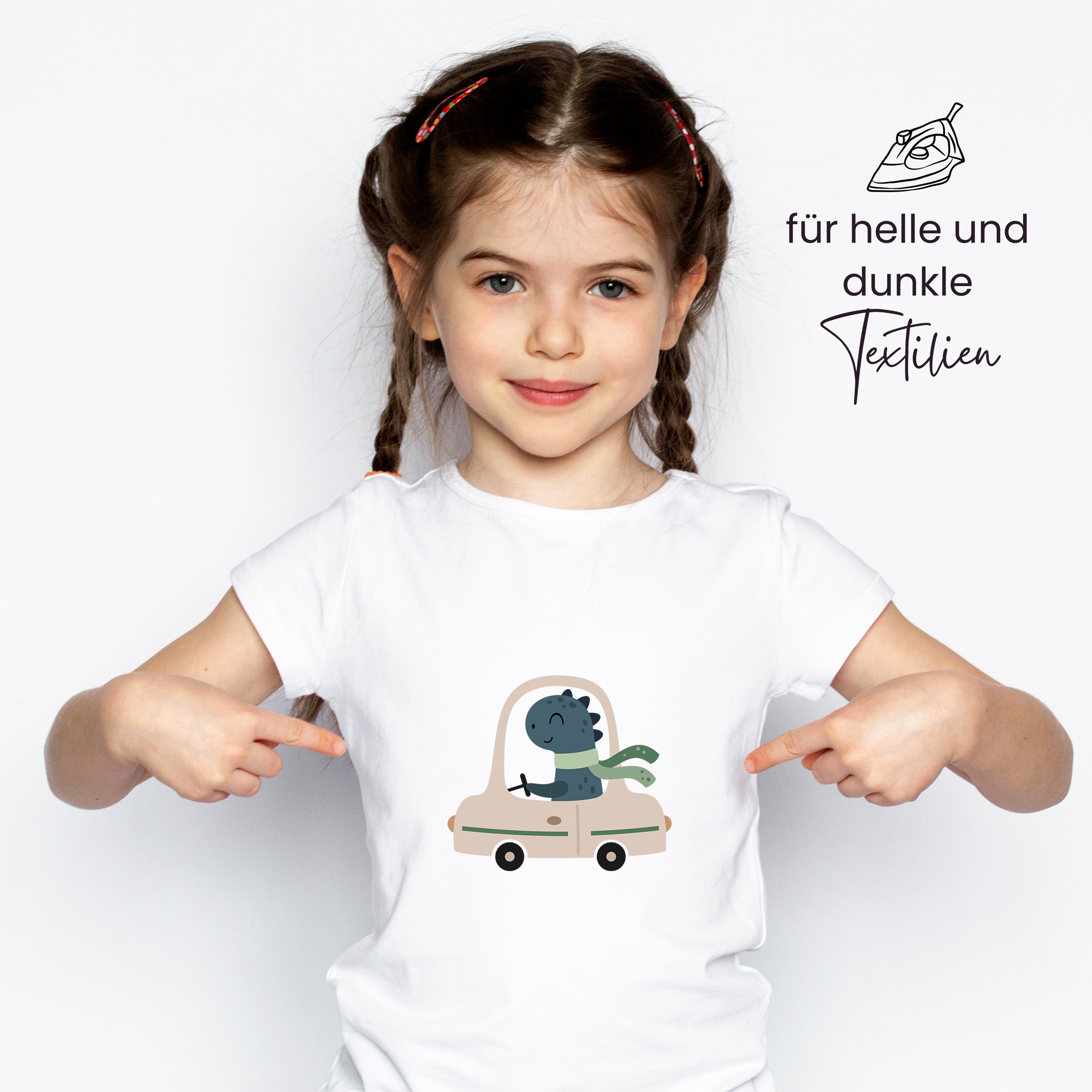 Weißes T-Shirt mit Dinosaurier im Auto-Design.