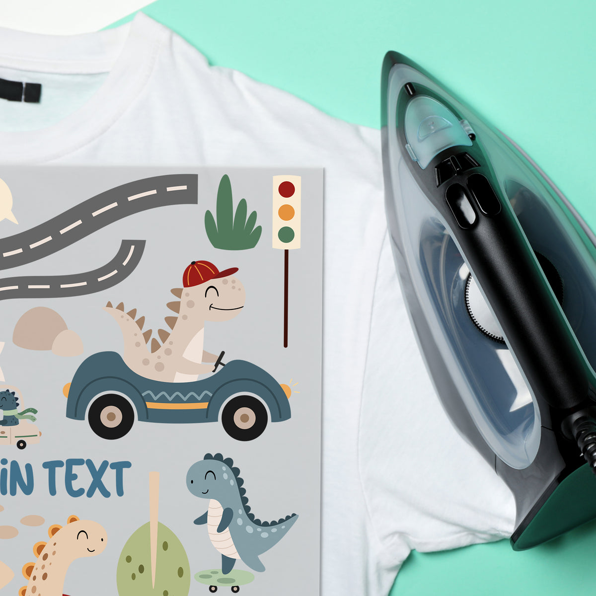 Dinosaurier-Motiv auf grauem T-Shirt mit Bügeleisen.