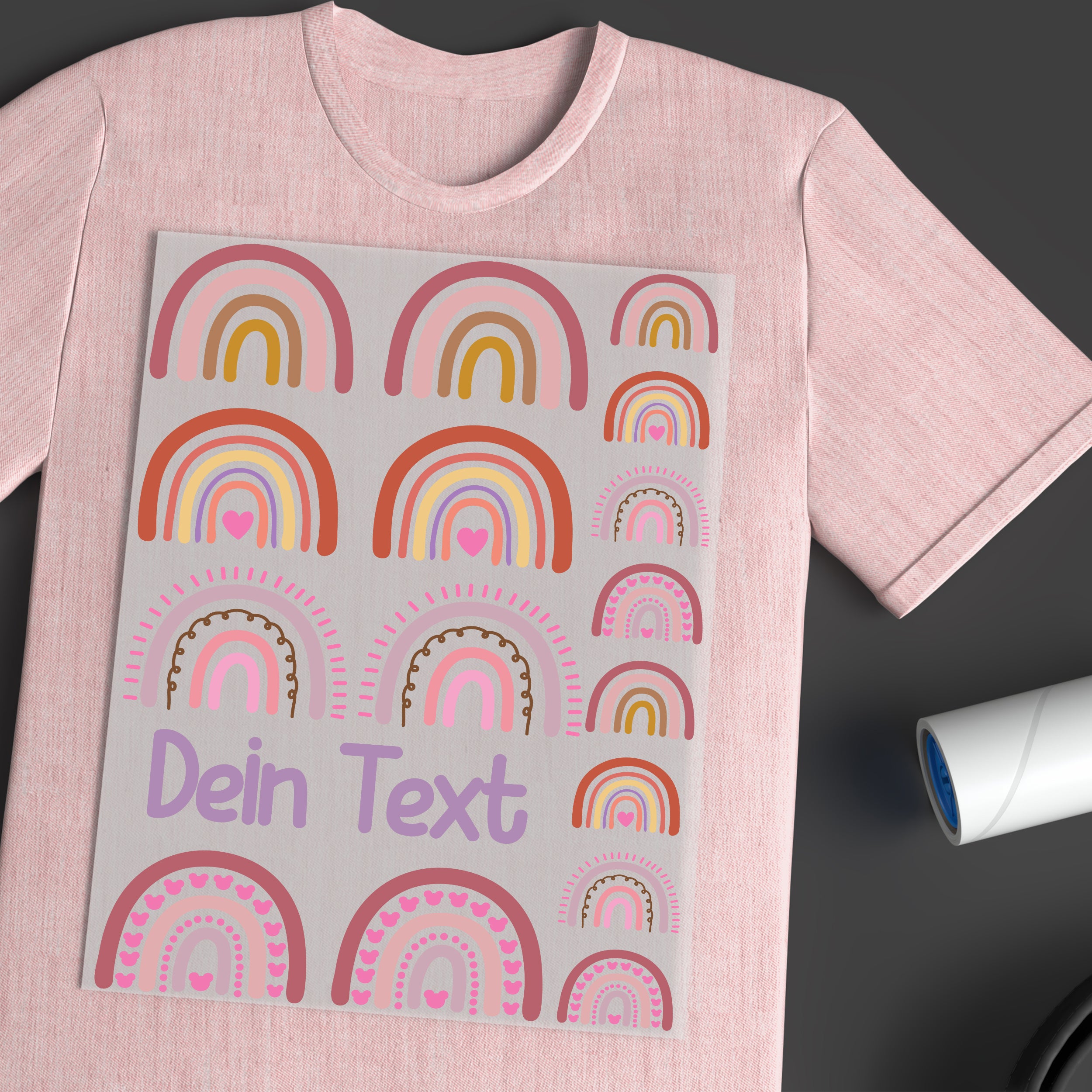 Rosa T-Shirt mit bunten Regenbogen und "Dein Text" Grafik.