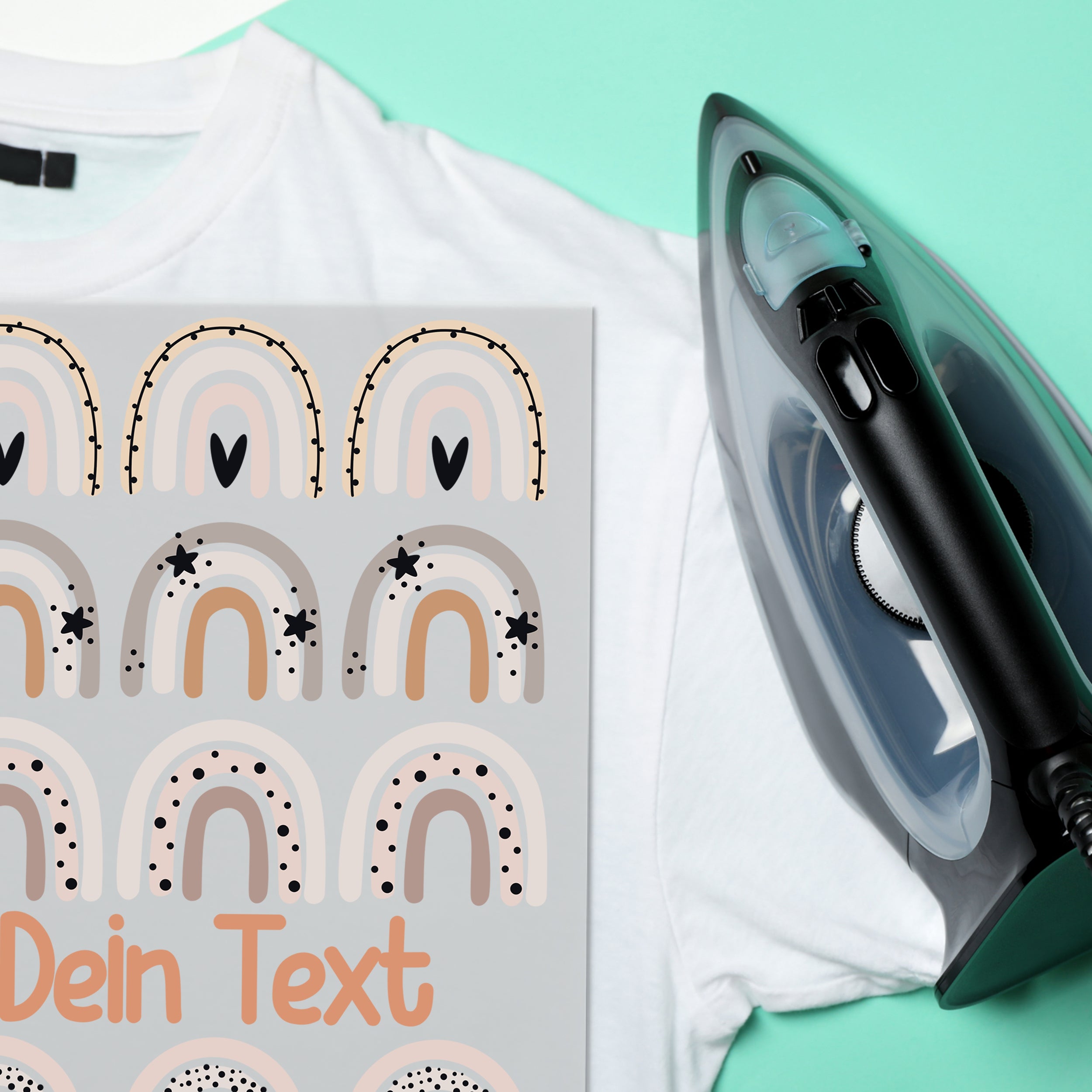 Weißes T-Shirt mit buntem Regenbogen-Design und Bügeleisen.