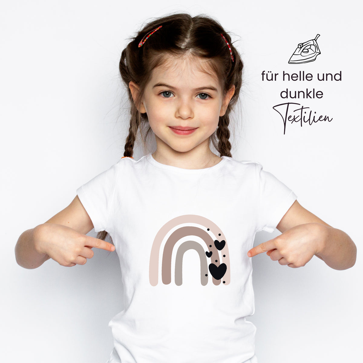 T-Shirt mit buntem Regenbogen und schwarzen Herzen.