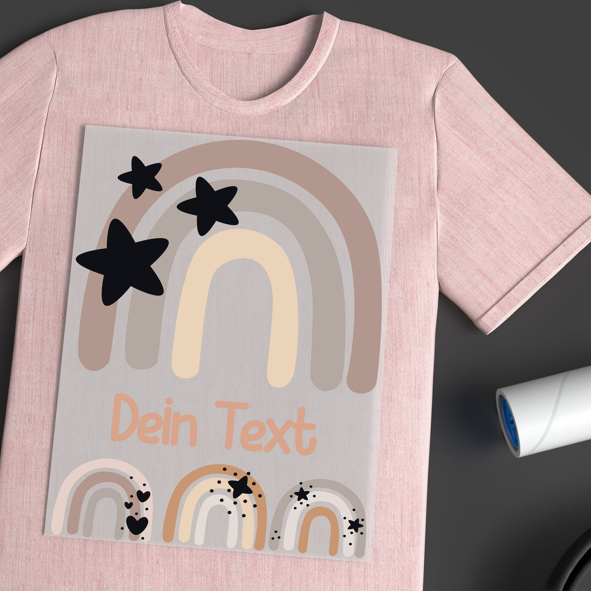Rosa T-Shirt mit Regenbogen-Design und Sternen.