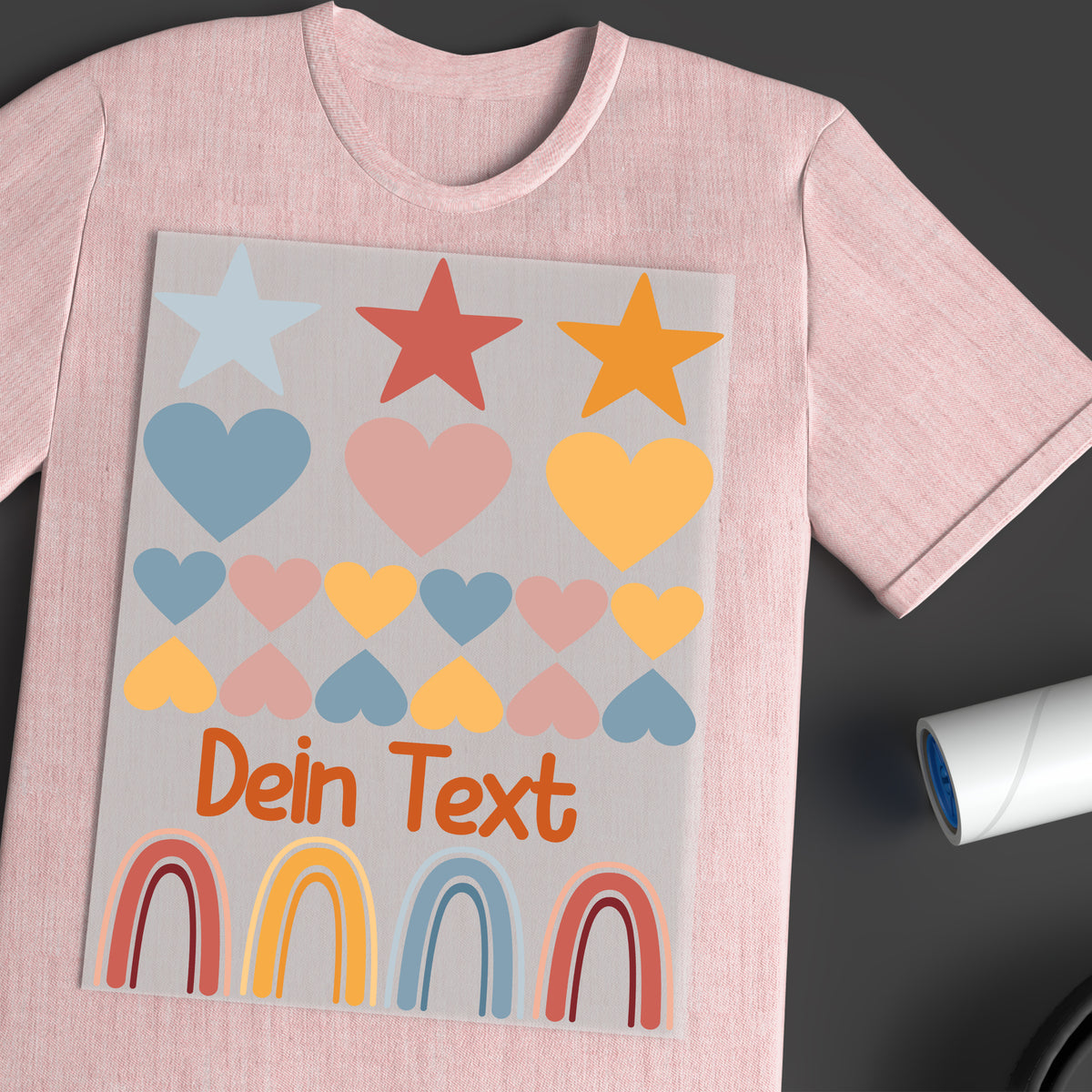Rosa T-Shirt mit bunten Herzen, Sternen und Regenbogen.