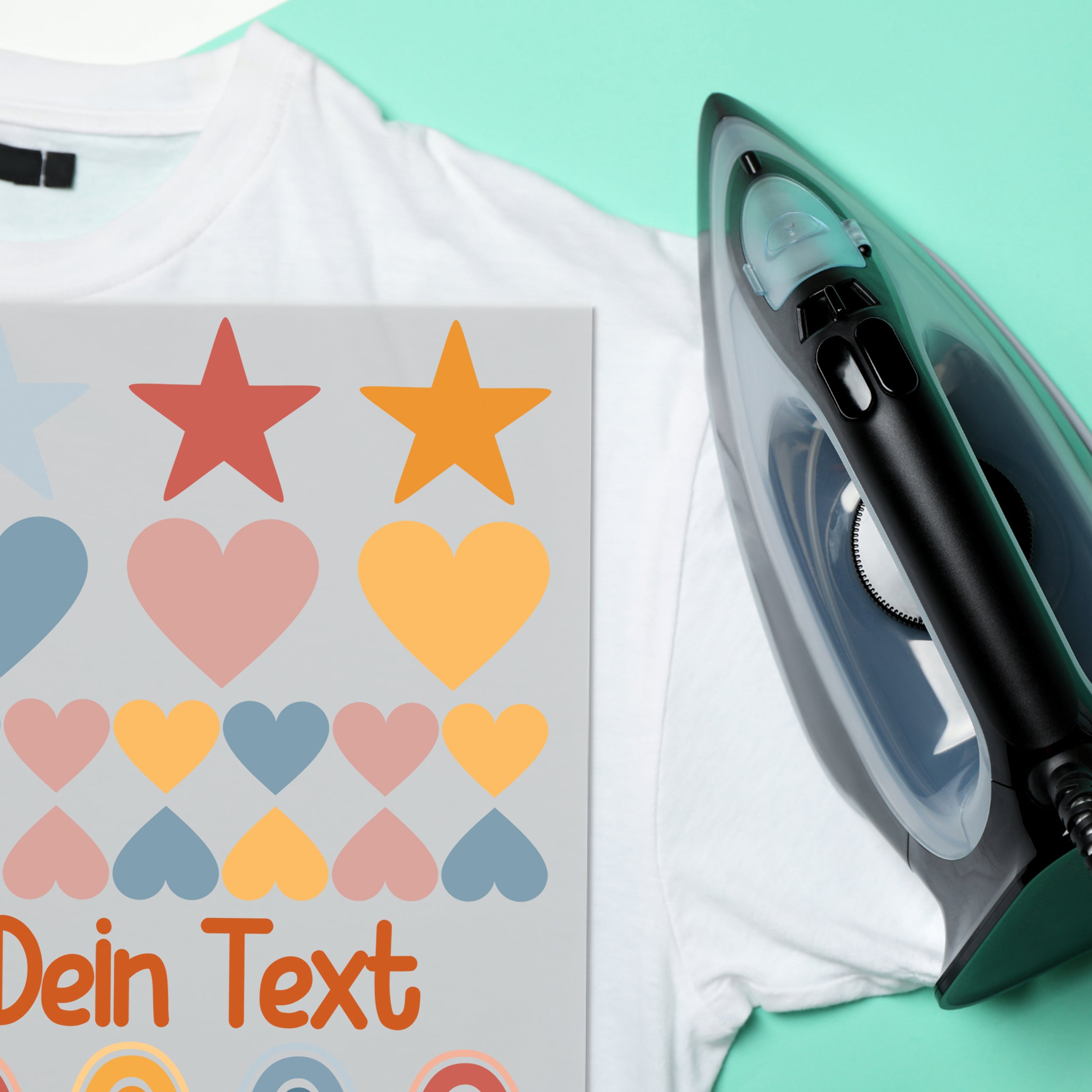 Weißes T-Shirt mit bunten Herzen und Sternen, Dampfbügeleisen.