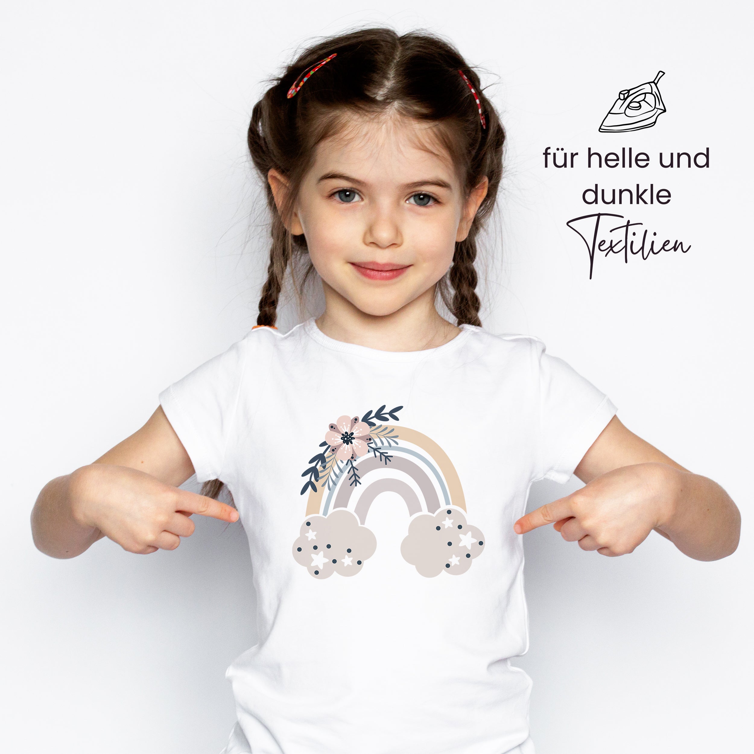 Weißes T-Shirt mit Regenbogen und Wolken-Design.