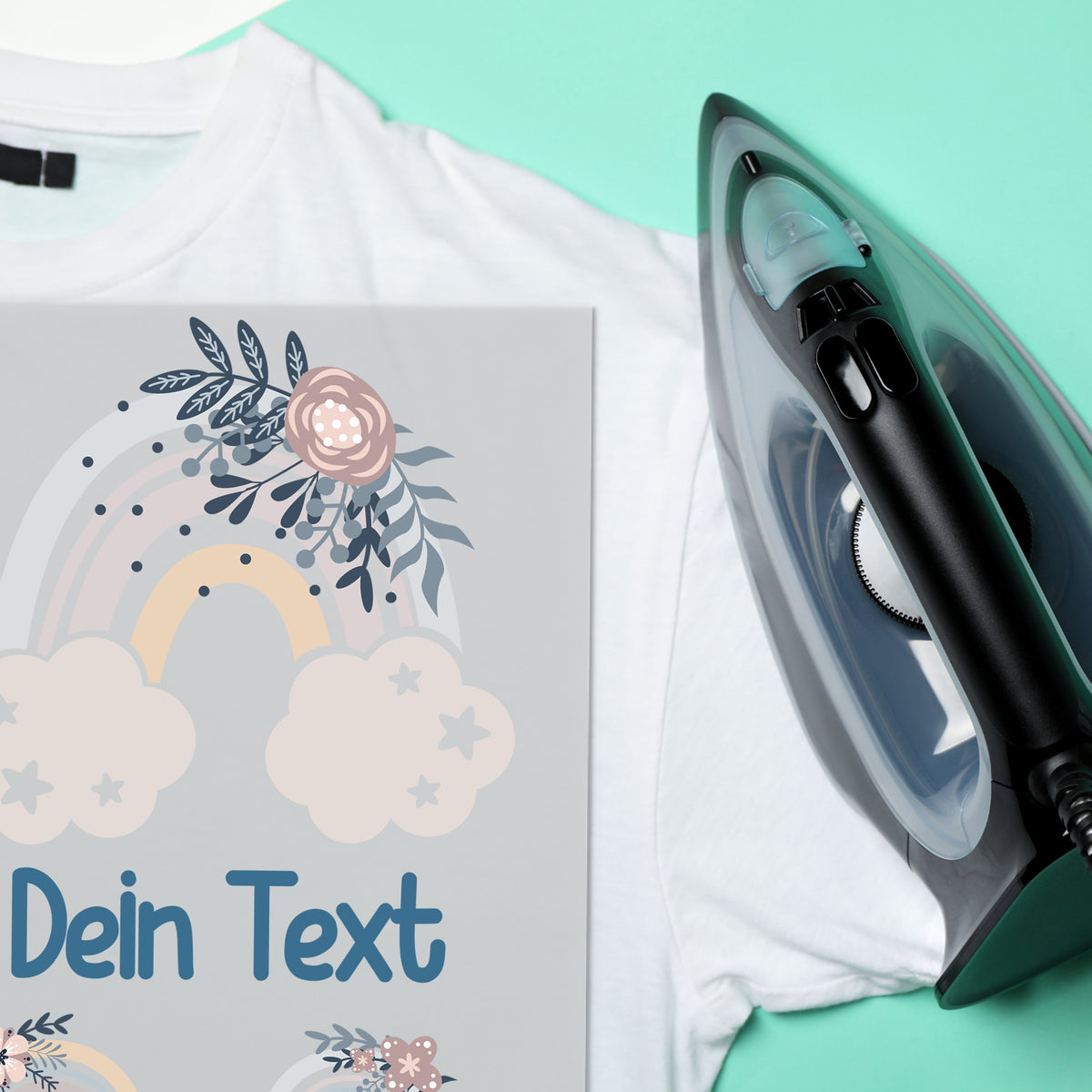 Weißes T-Shirt mit buntem Druck und Dampfbügeleisen.