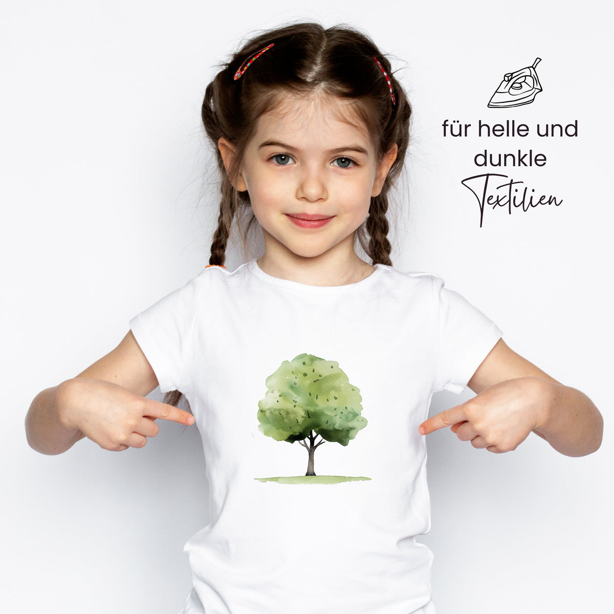 Weißes T-Shirt mit grünem Baum-Motiv.
