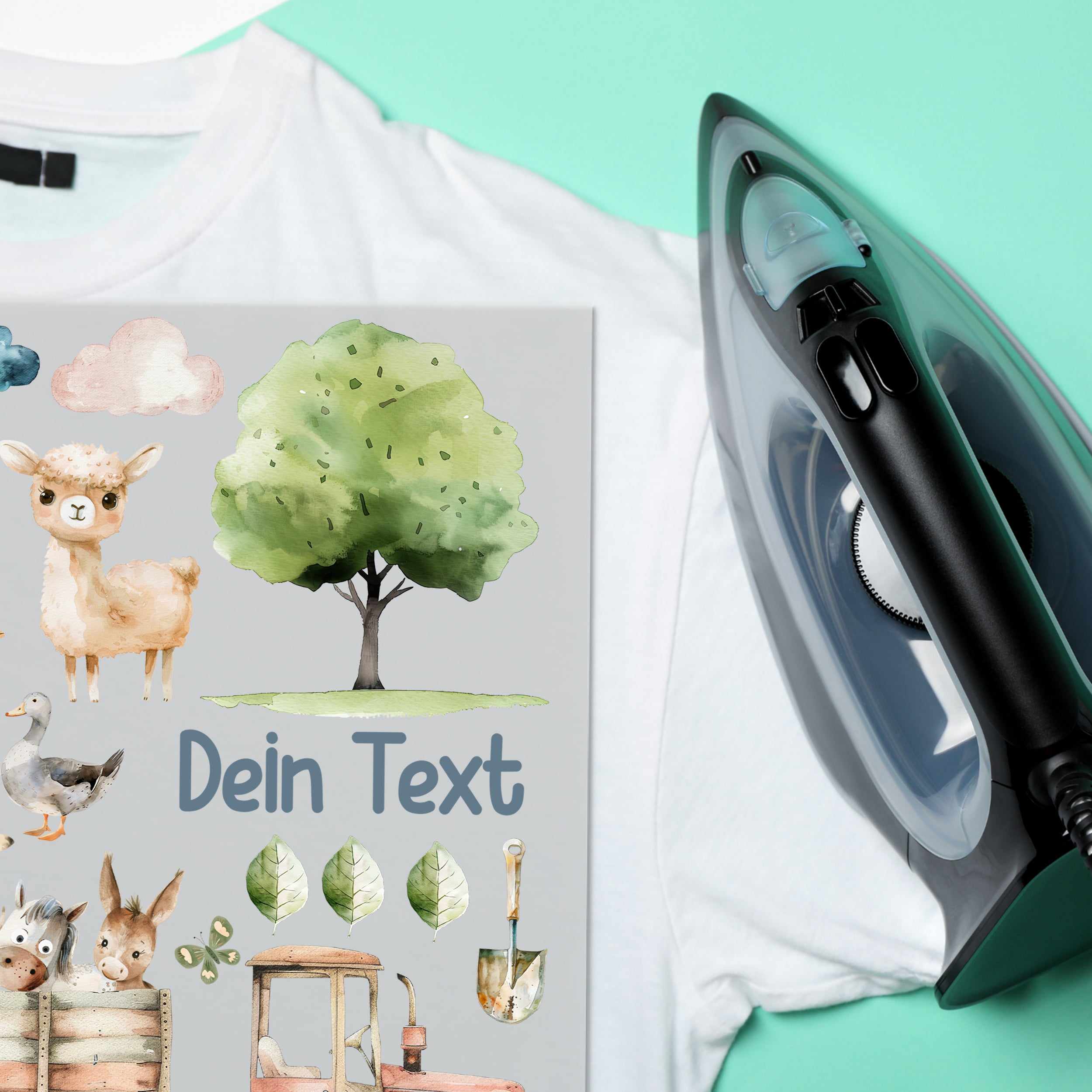 Weißes T-Shirt mit bunten Tier- und Pflanzenmotiven.