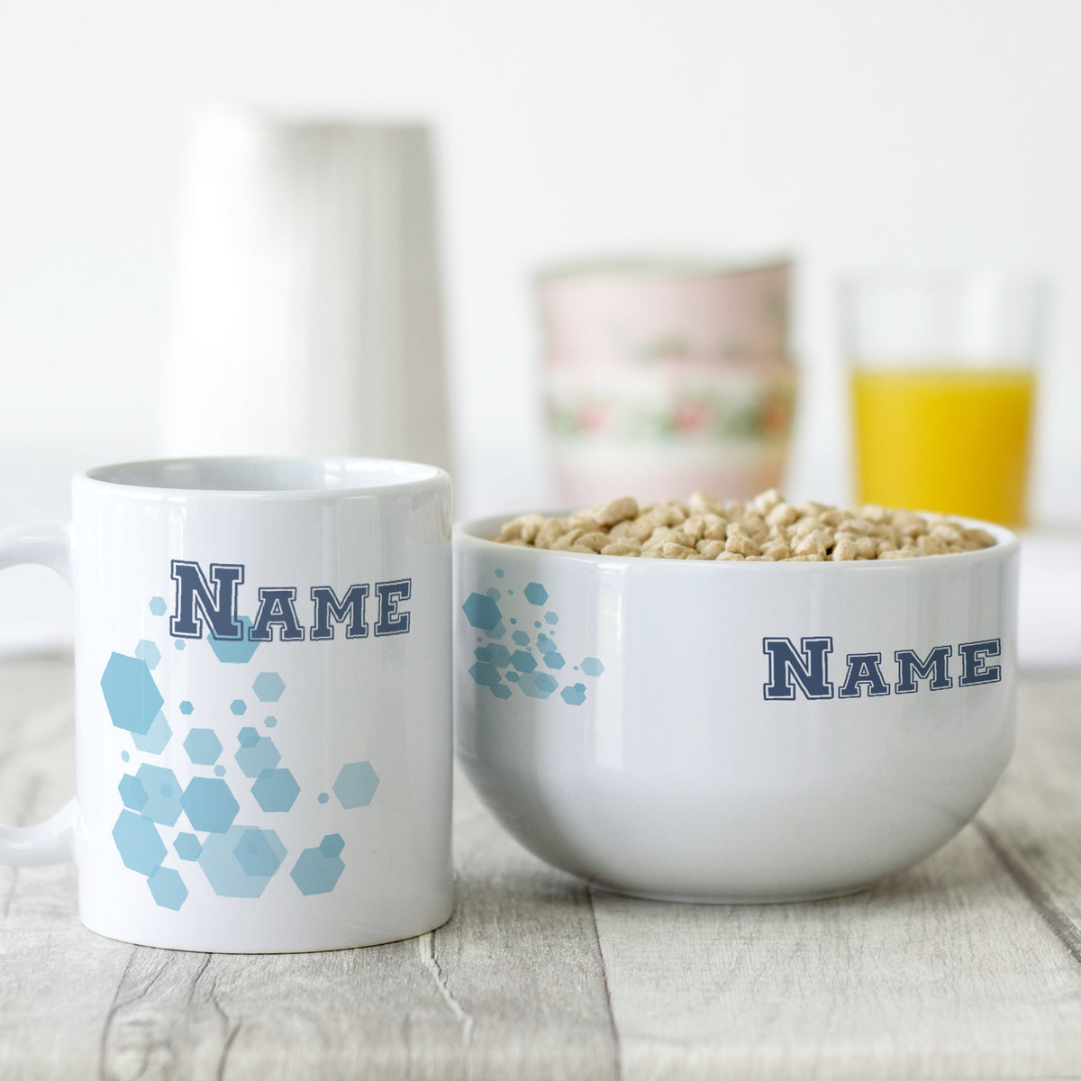 Personalisierte Tasse und Schüssel in Weiß mit blauen Akzenten.