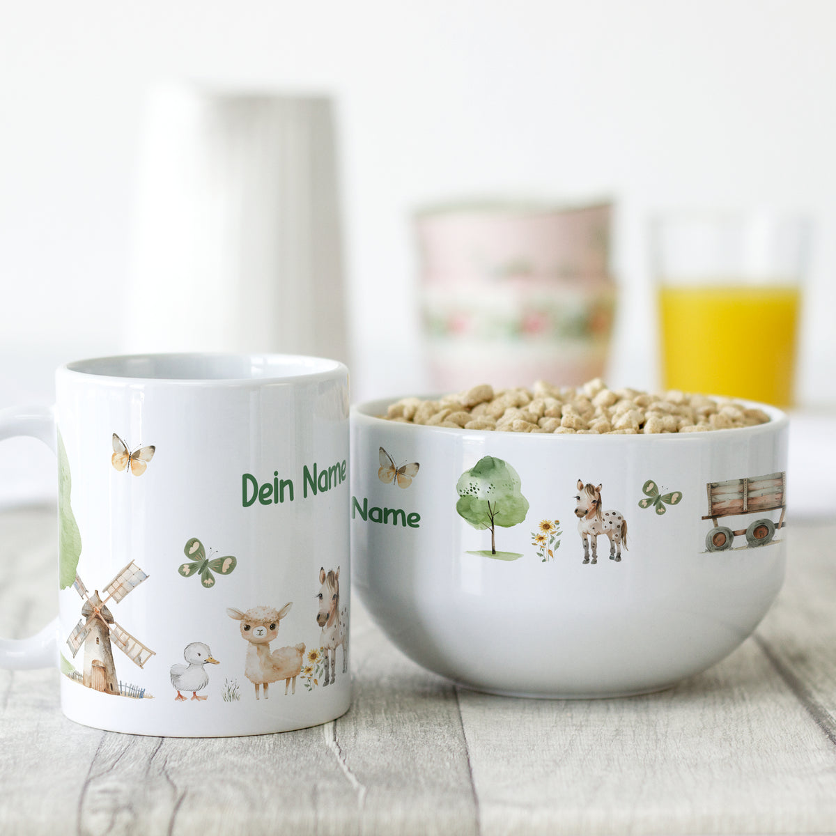 Personalisierte Tasse und Schüssel mit Tiermotiven.
