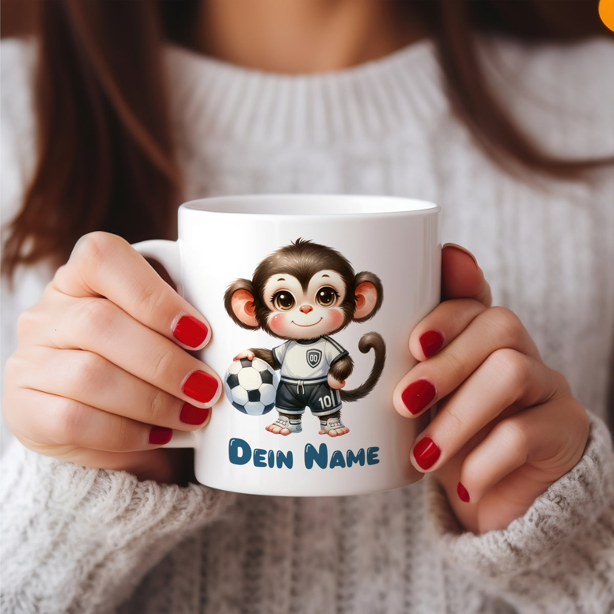 Tasse mit Fußball spielendem Affen und personalisiertem Namen.