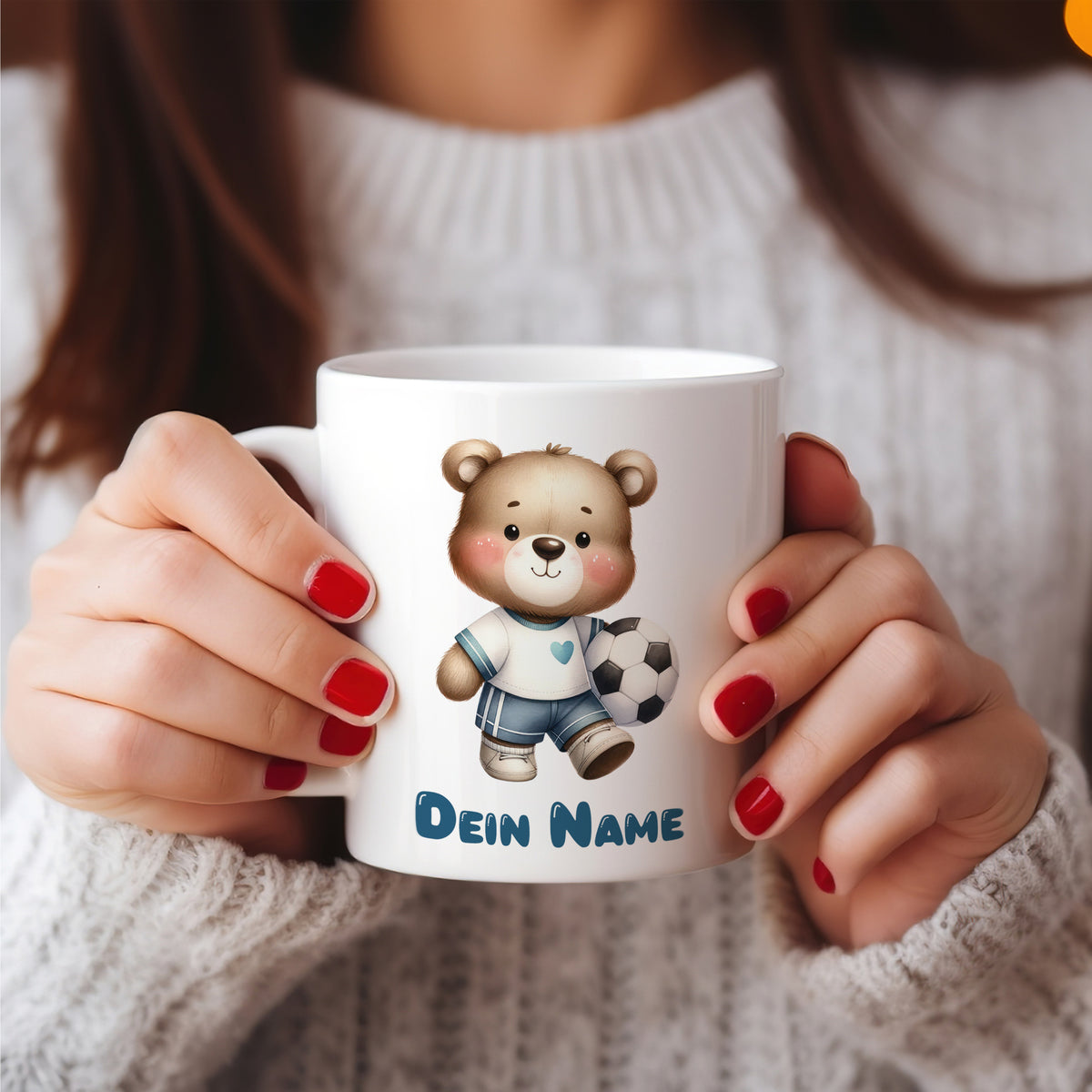 Kaffeetasse mit Bärchen, Fußballmotiv und personalisiertem Namen.