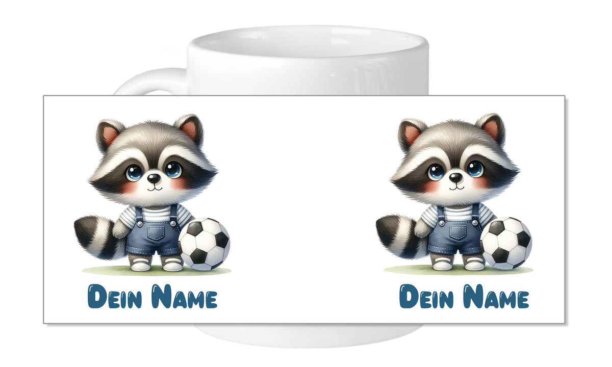 Kaffeetasse mit niedlichem Waschbären und Fußball, personalisierbar.