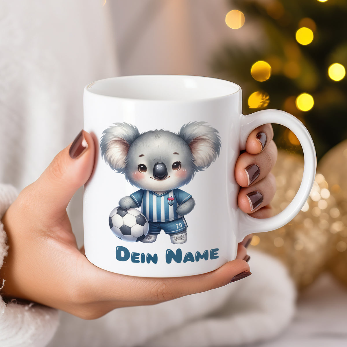 Tasse mit koalabärförmigem Fußballspieler und personalisiertem Namen.