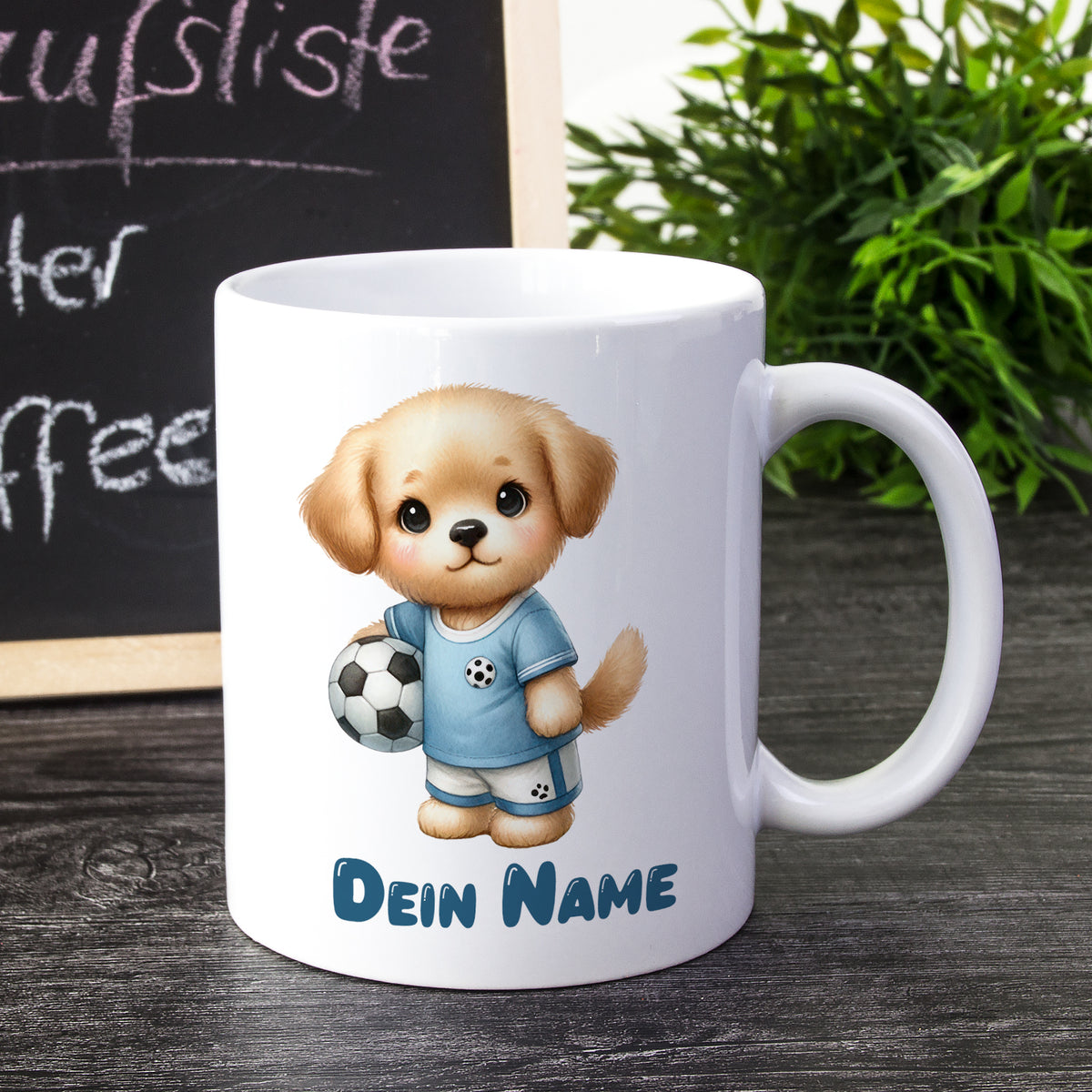 Tasse mit niedlichem Hund und Fußball, personalisierbar.