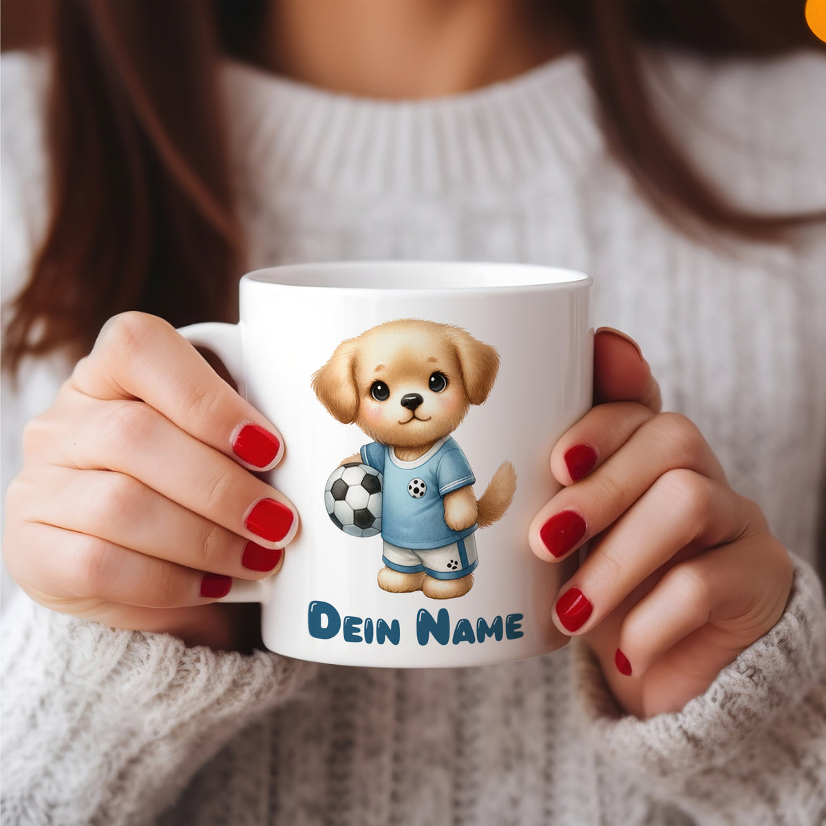 Weiße Tasse mit Hund, Fußball und personalisiertem Namen.