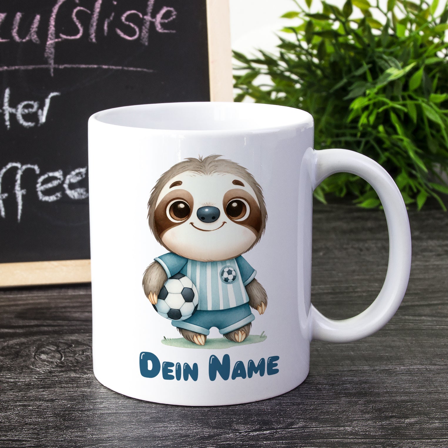 Weißer Becher mit einem süßen Faultier und Fußballmotiv.