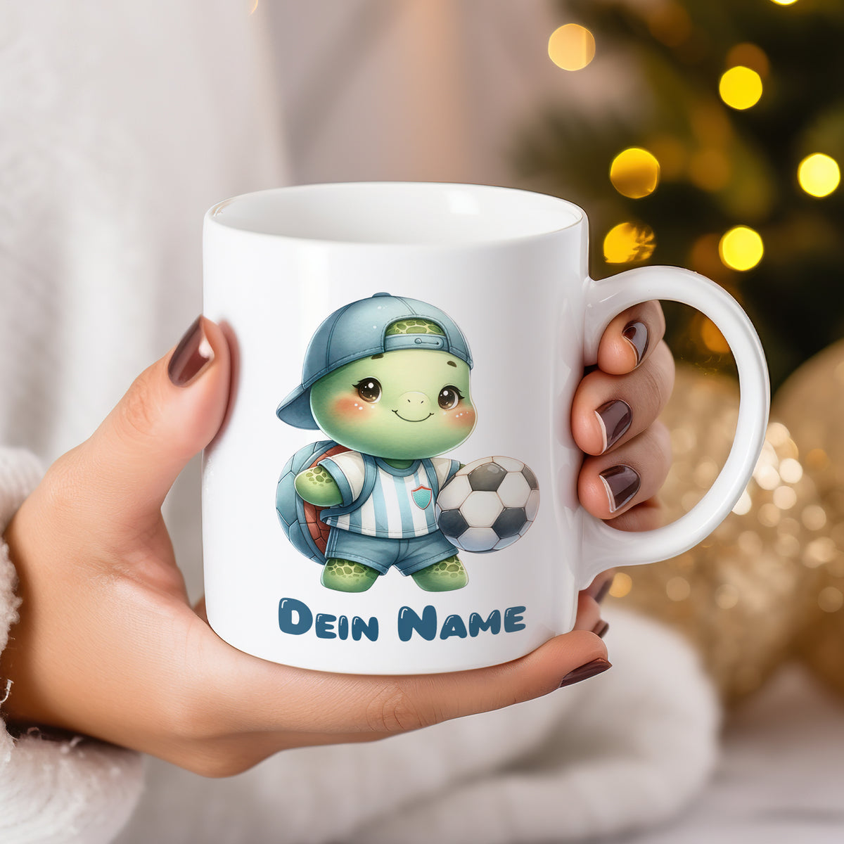 Tasse mit einem süßen Schildkröten-Motiv und personalisiertem Namen.