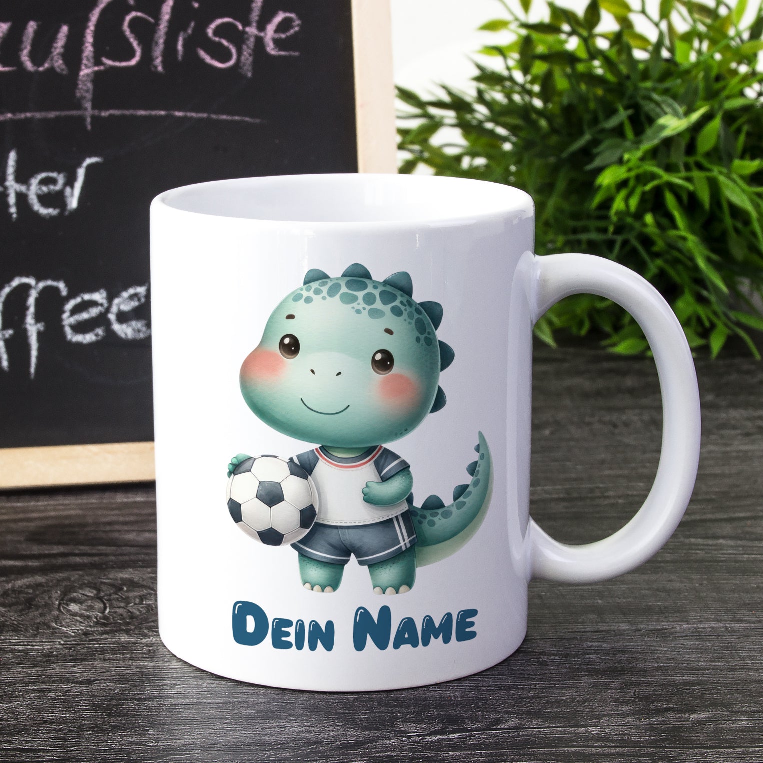 Kaffeetasse mit dinosaurierförmigem Charakter und Fußballmotiv.
