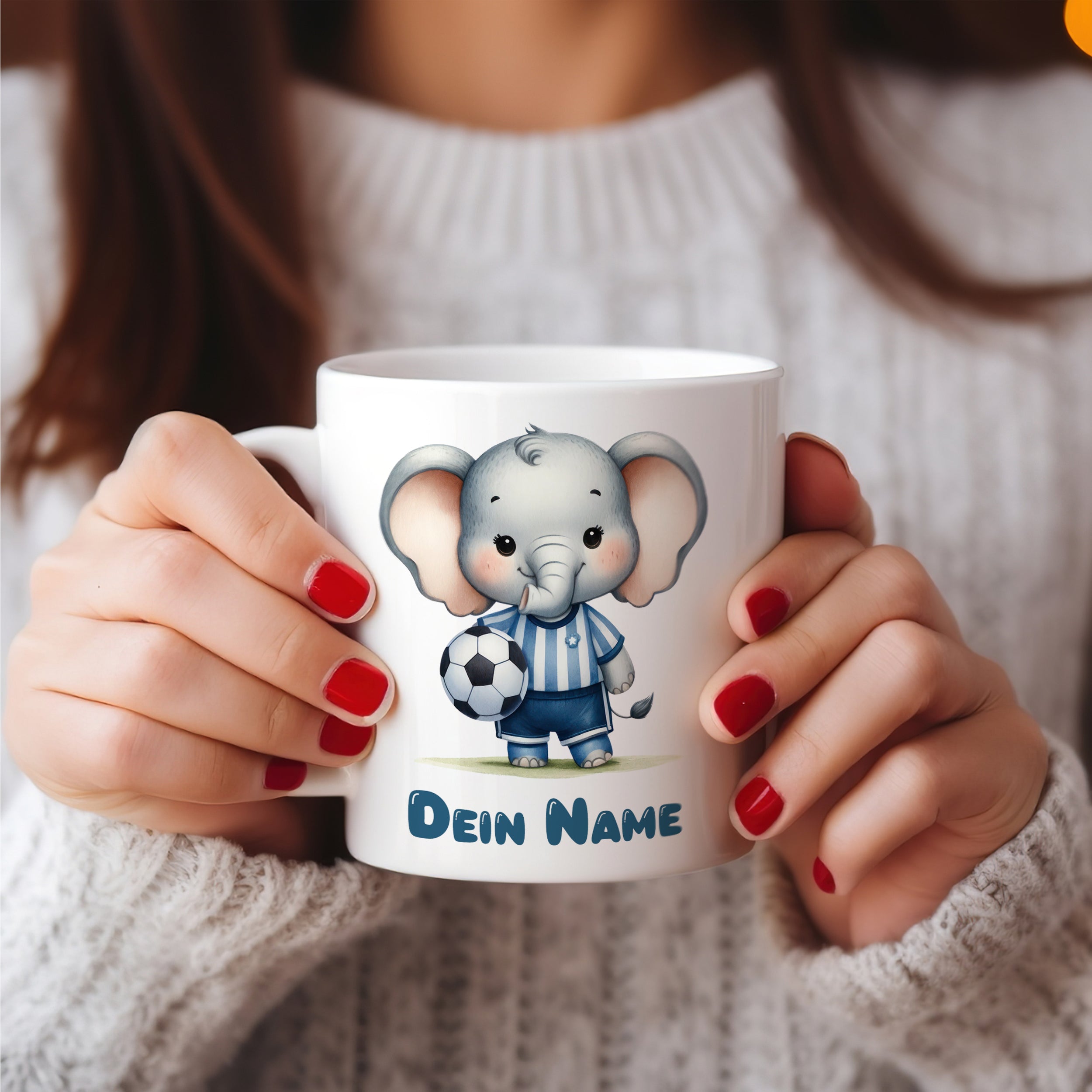 Tasse mit Elefant, Fußballmotiv und personalisiertem Namen.