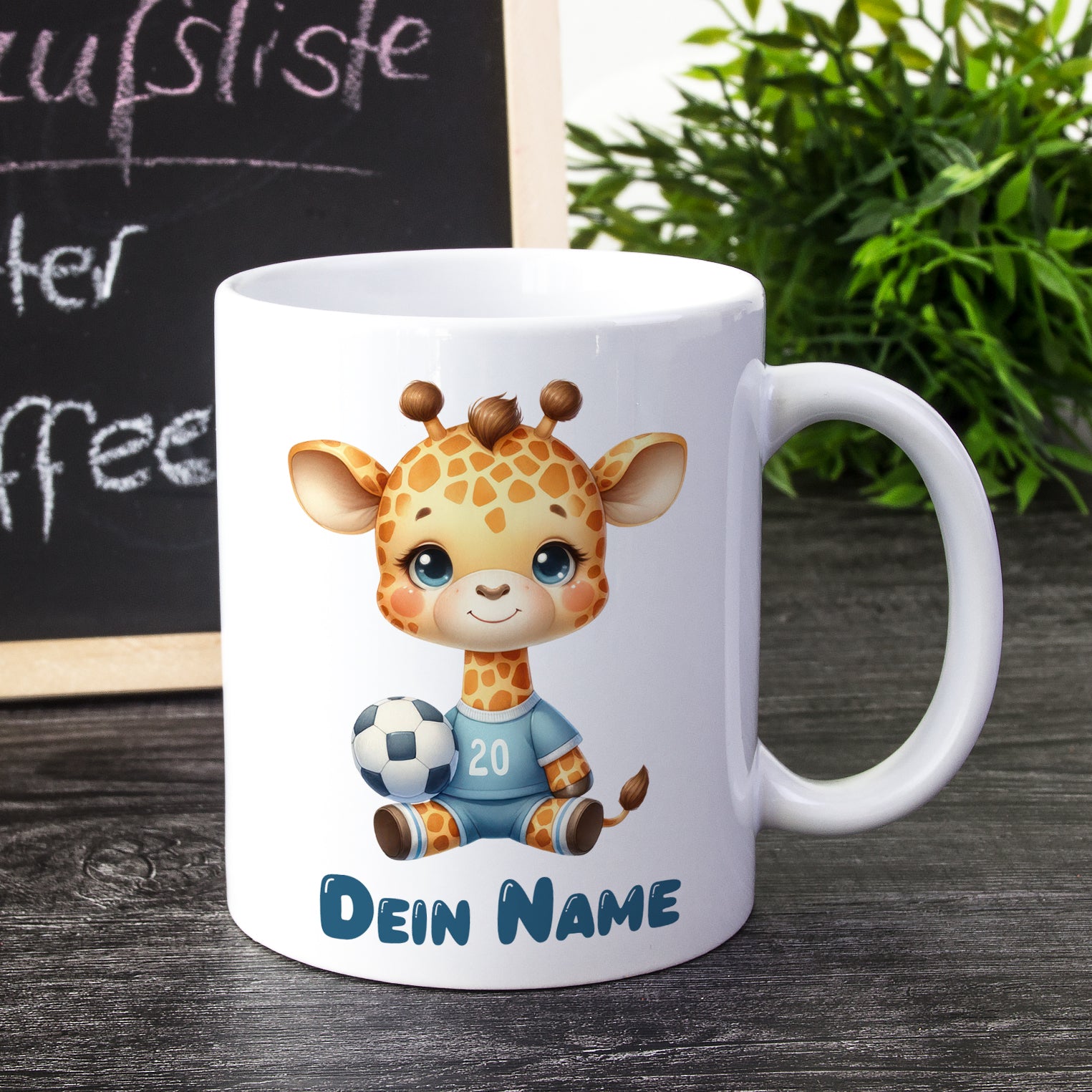 Tasse mit niedlicher Giraffe, Fußballmotiv, personalisierbar.