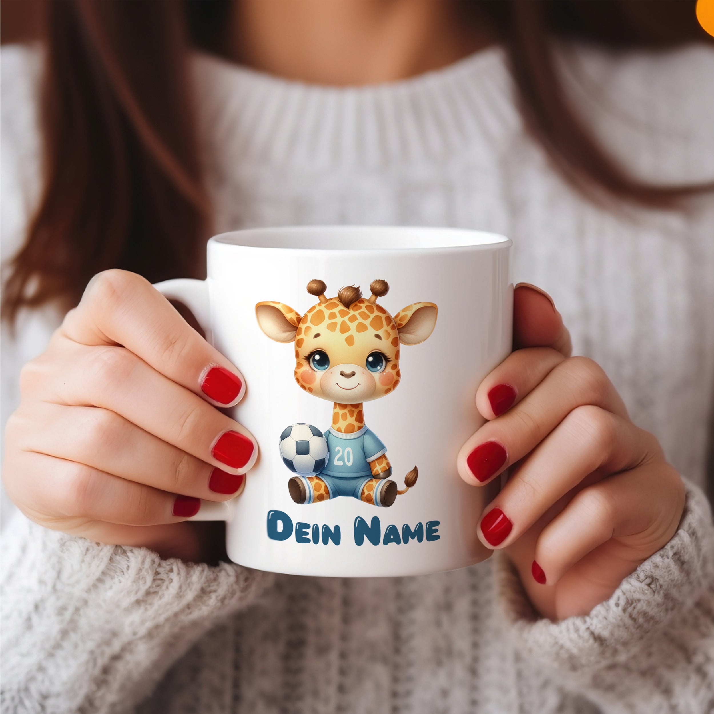 Weißer Becher mit Giraffenmotiv und personalisiertem Namen.