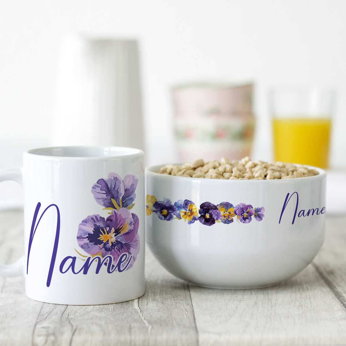 Tasse und Schüssel mit lila Blüten und Namen.