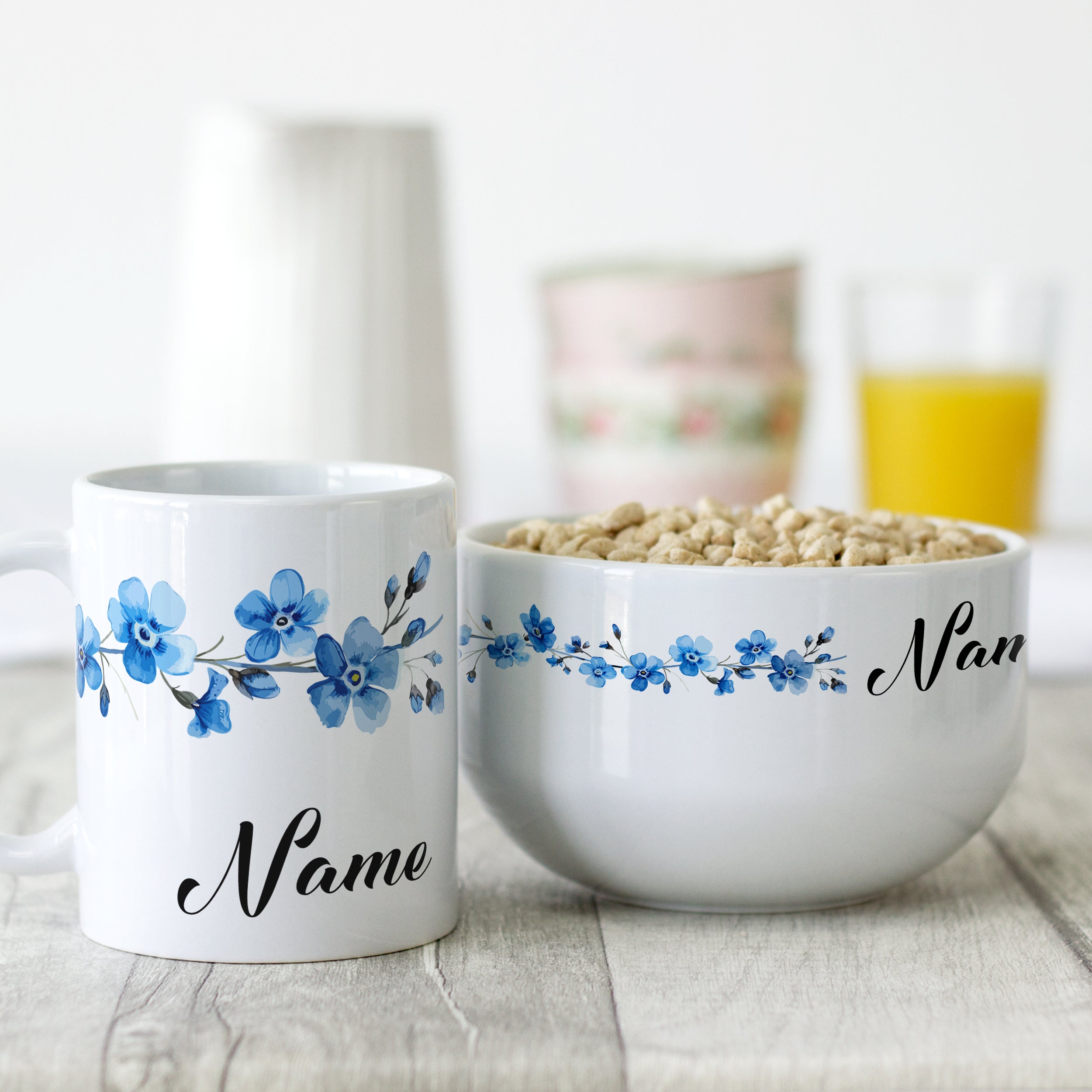 Blau blühende Tasse und Schüssel mit Namen.