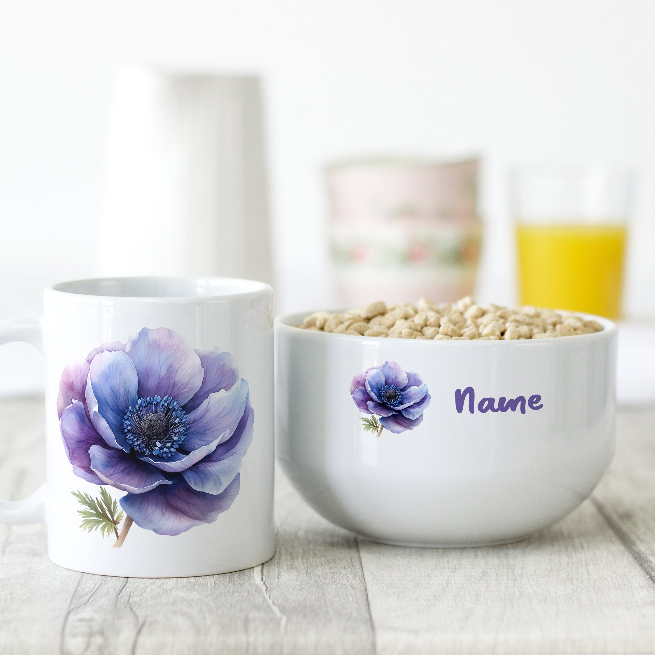 Tasse und Schüssel mit lila Blütenmotiv und personalisiertem Namen.