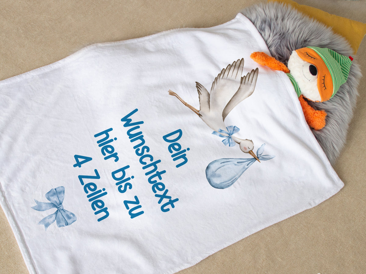 Weiße Decke mit Storch-Motiv und personalisierbarem Text.