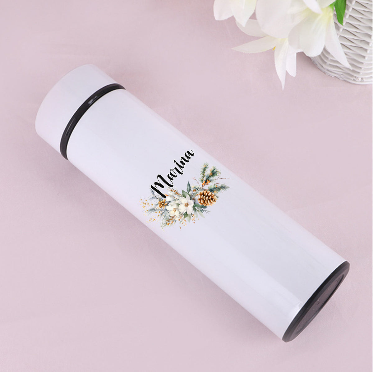 Weiße Thermosflasche mit floralem Design und dem Namen Marina.