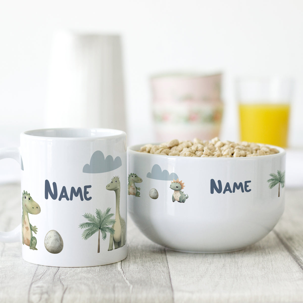 Personalisierte Tassen und Schalen mit Dinosaurier-Motiven.
