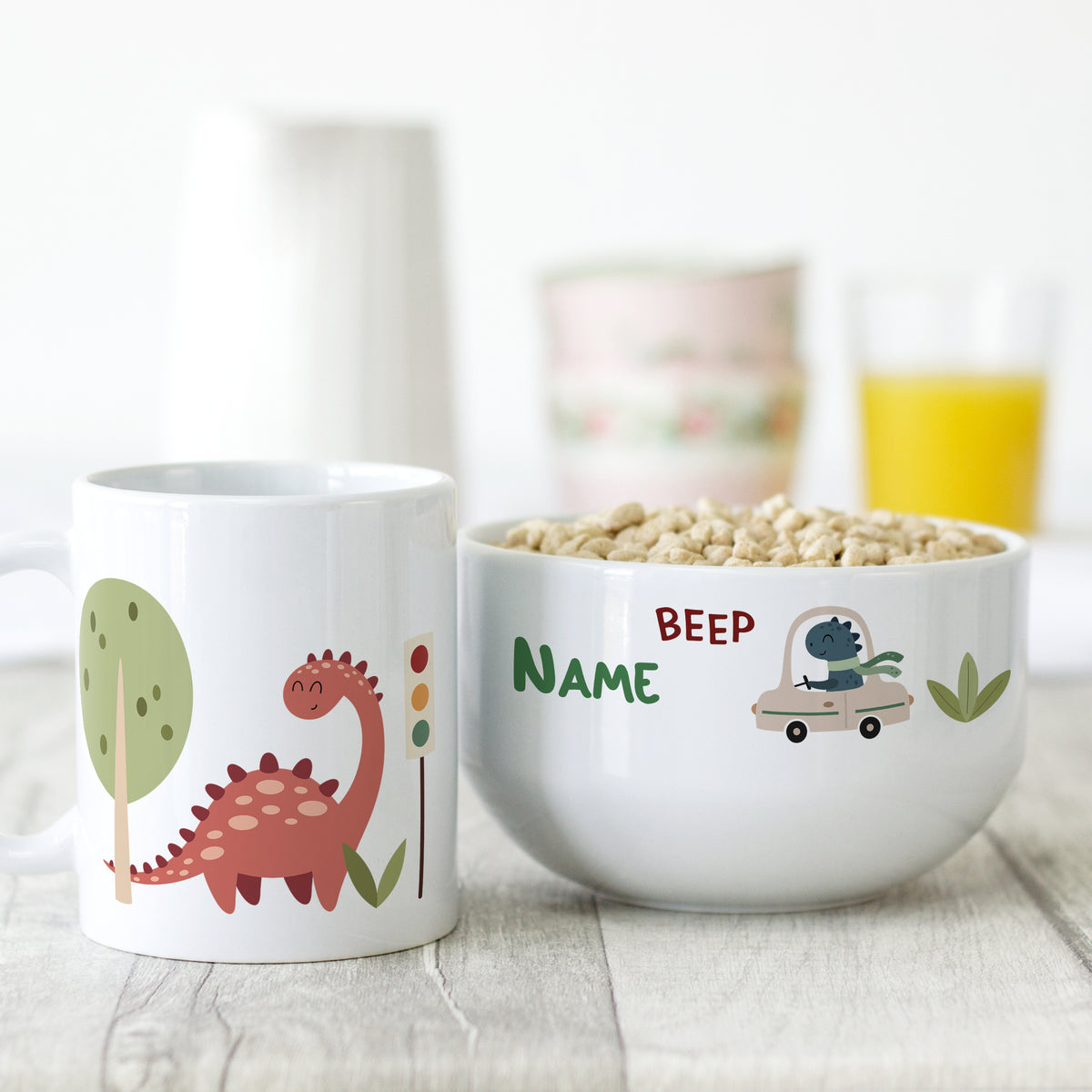 Bunte Dino-Tasse und Schüssel mit personalisiertem Namen.