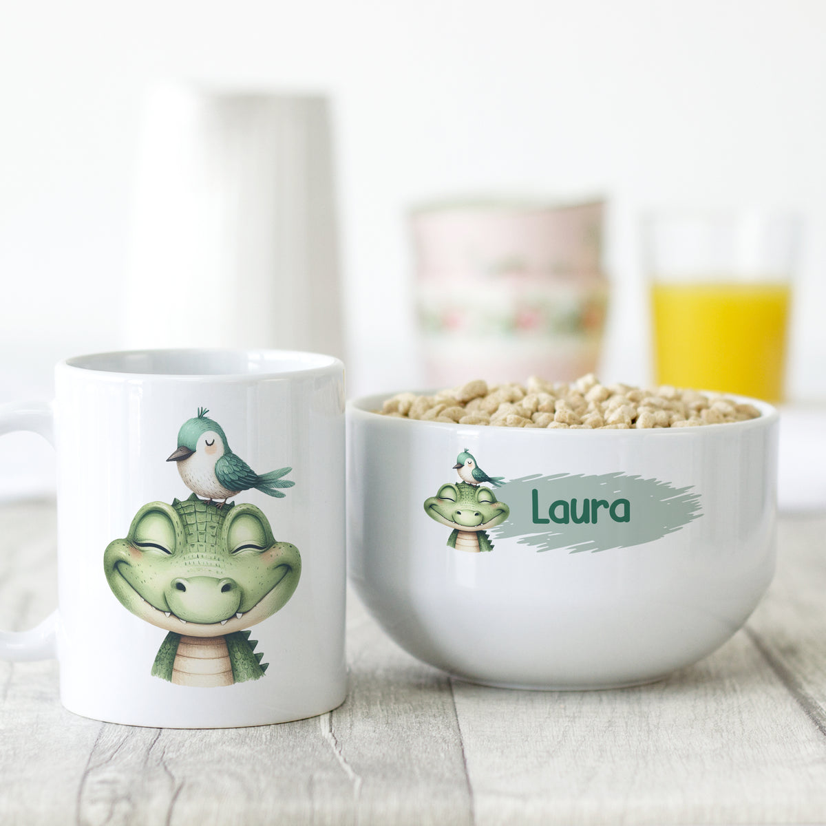 Tasse und Schüssel mit personalisiertem Krokodil-Motiv, grün und weiß.