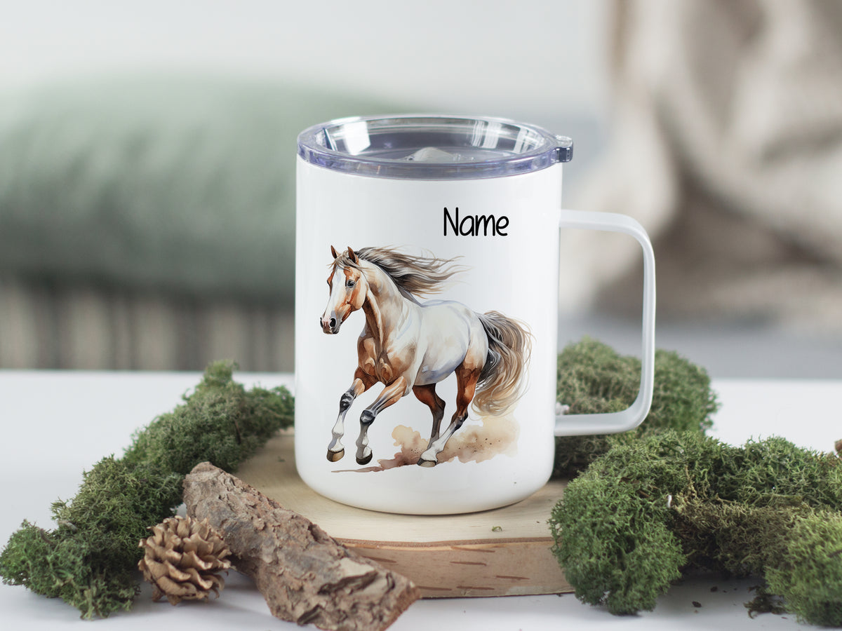 Weißer Becher mit Pferdemotiv und personalisierbarem Namen.