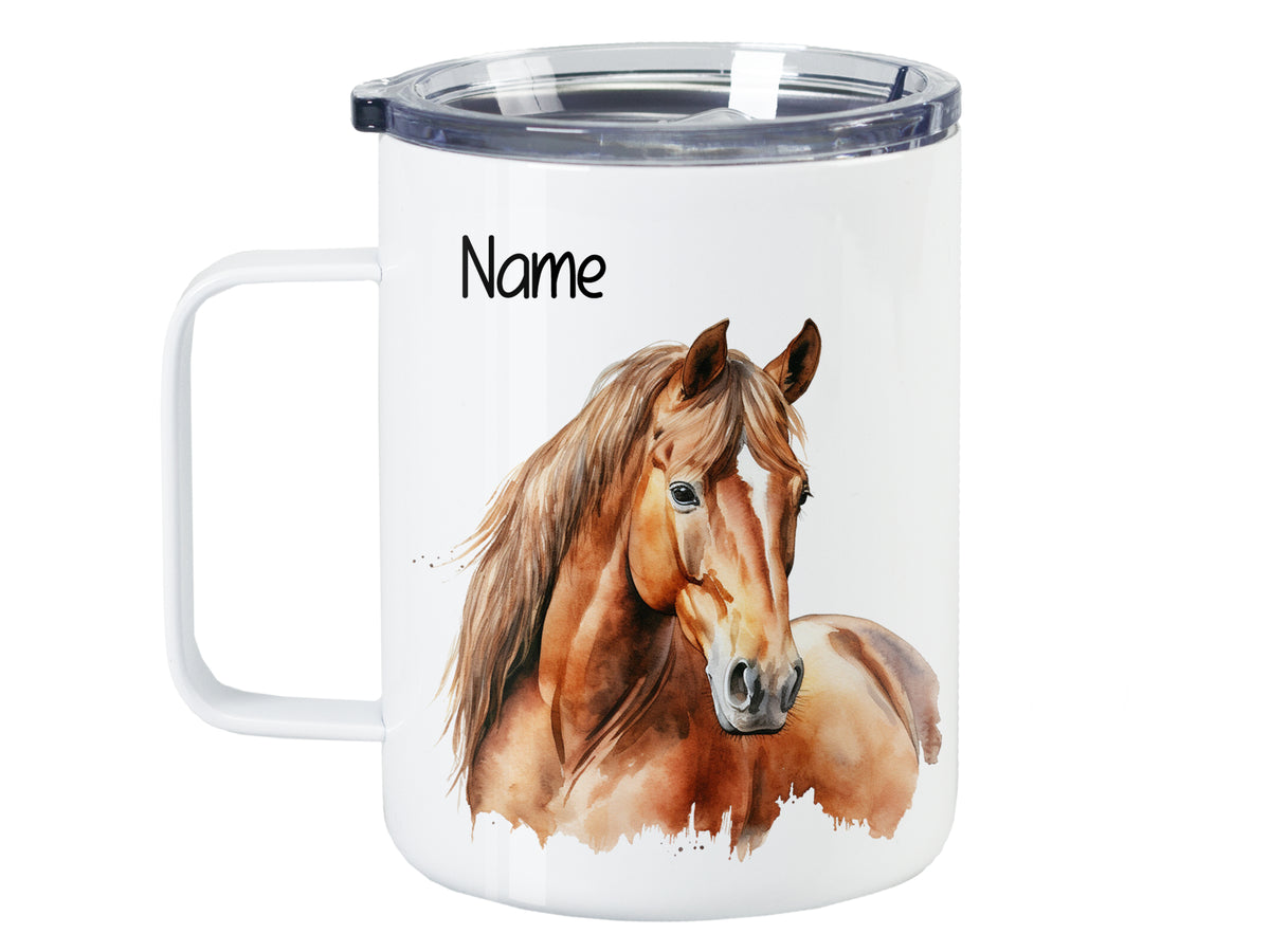 Weißer Becher mit Pferdemotiv und personalisierbarem Namen.