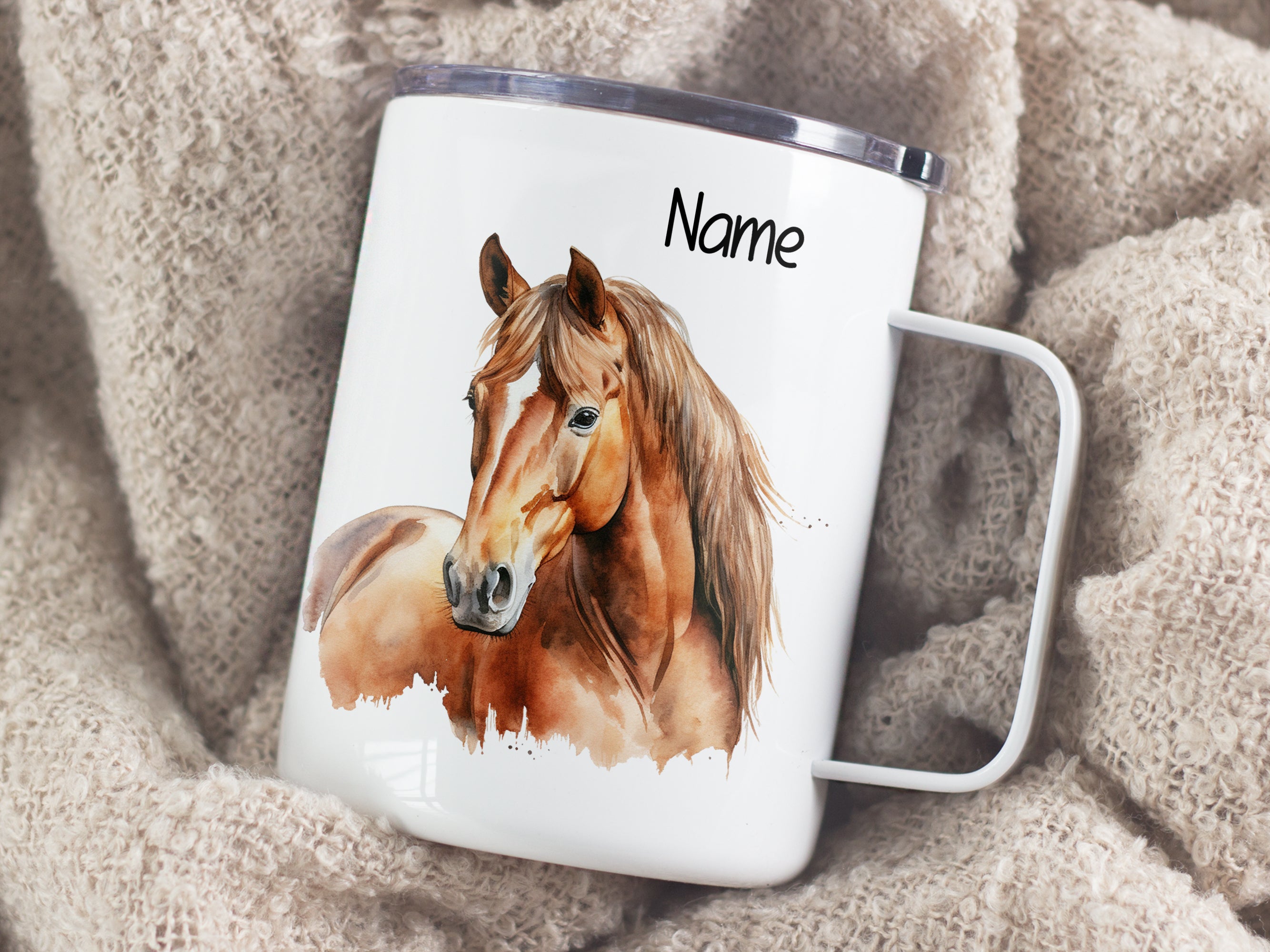 Weißer Becher mit braunem Pferdemotiv und Platz für Namen.