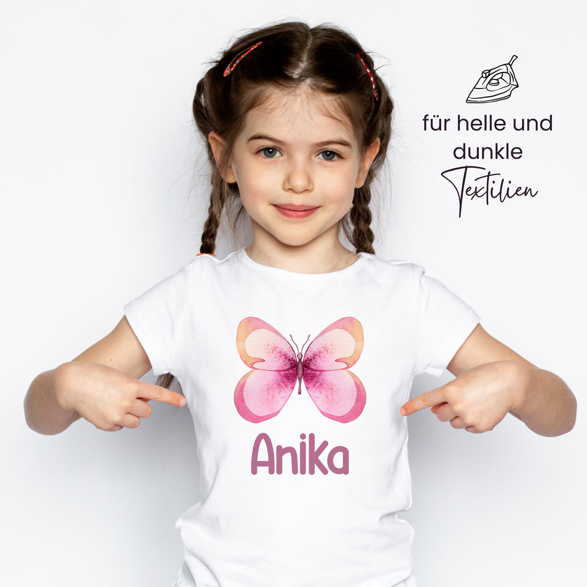 Weißes T-Shirt mit pinkem Schmetterling und Name "Anika".