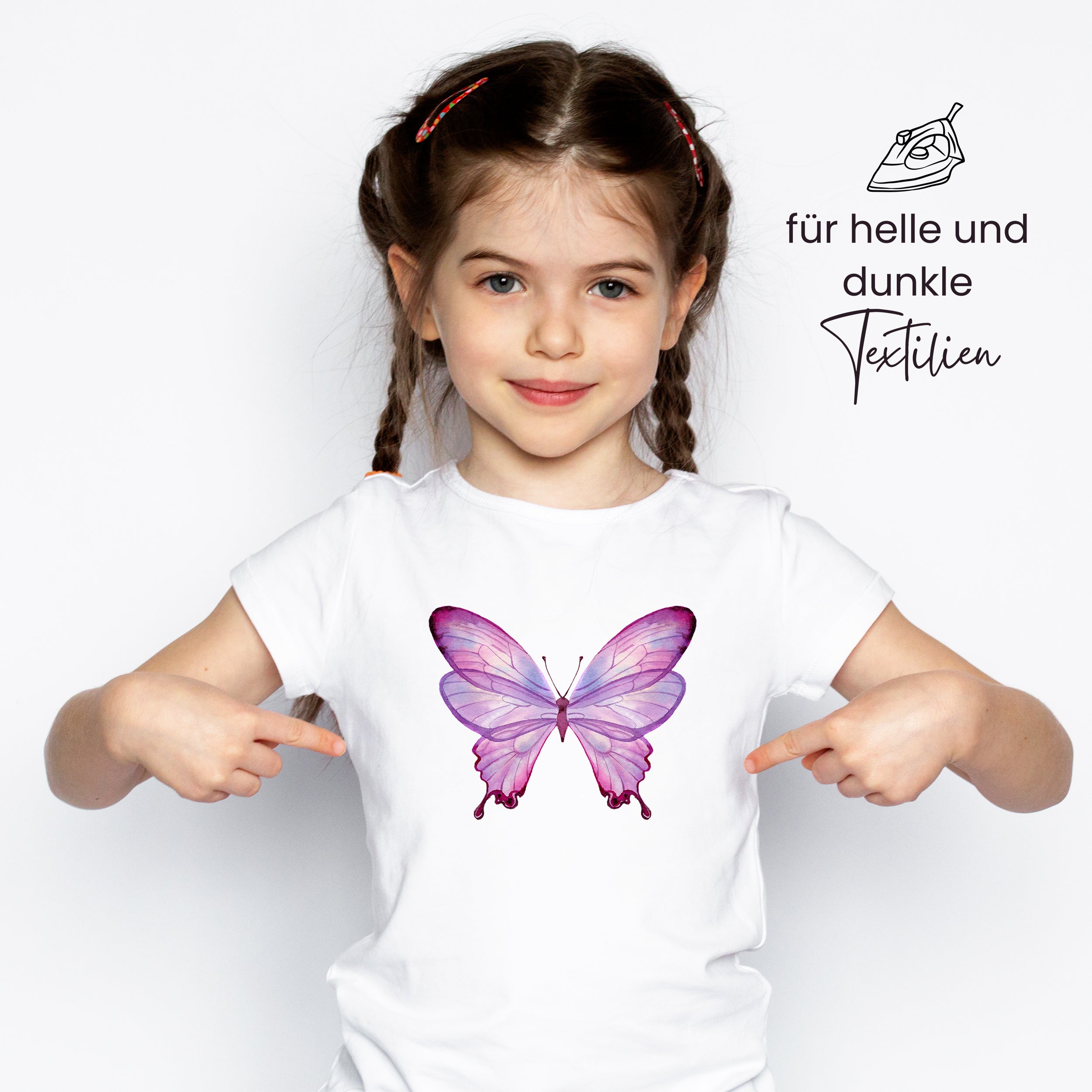 Weißes T-Shirt mit lila Schmetterlingsmotiv.