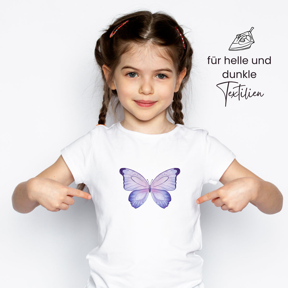Weißes T-Shirt mit lila Schmetterlingsmotiv.