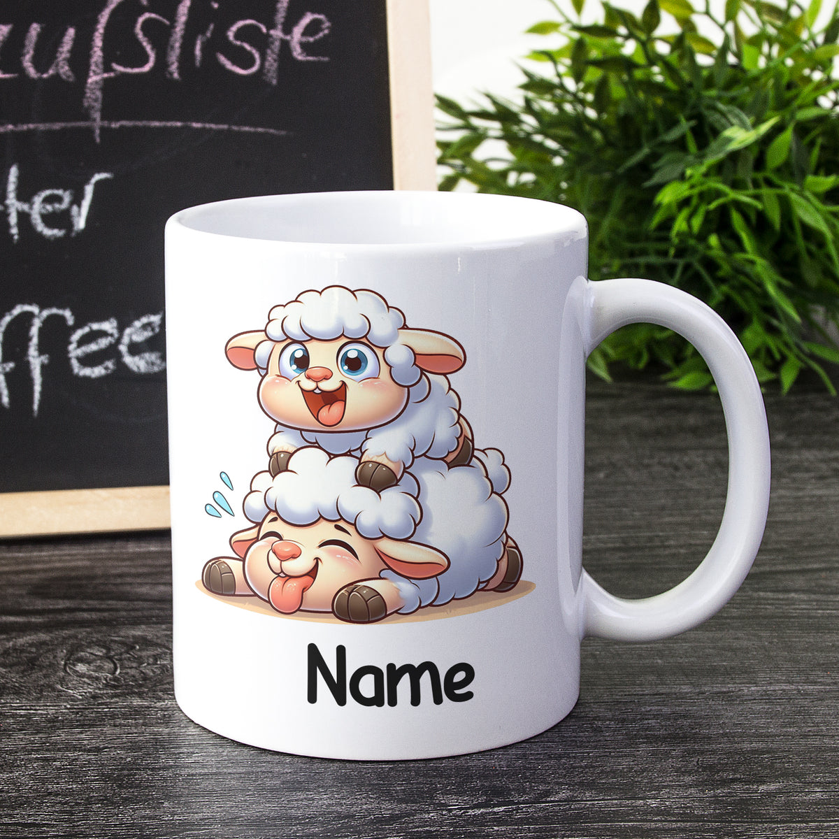 Weißer Becher mit niedlichen Schafen und personalisierbarem Namen.
