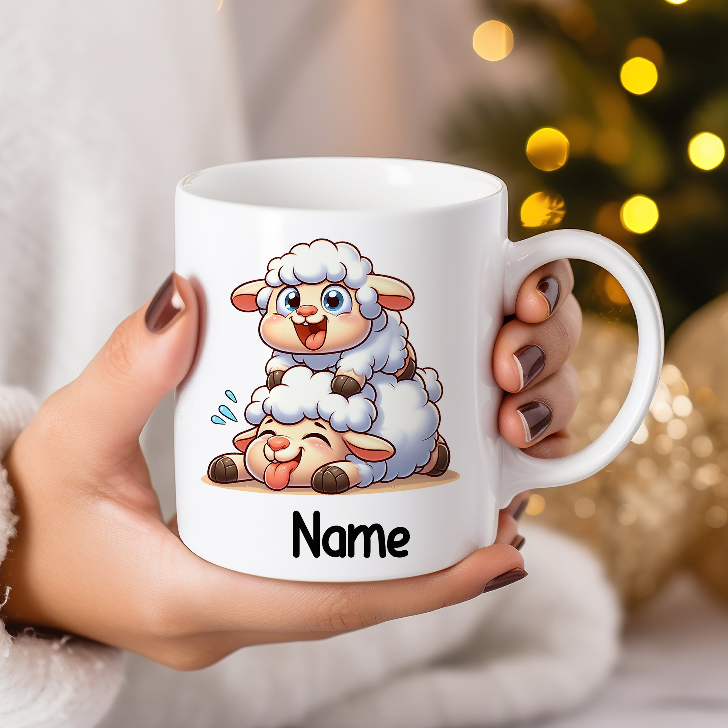 Weiße Tasse mit niedlichen Schafen und personalisiertem Namen.