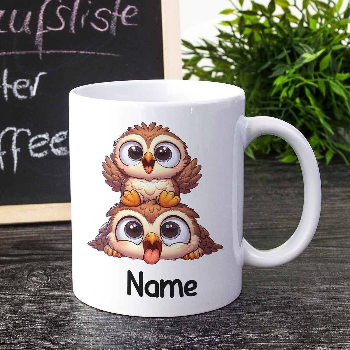 Weißer Kaffeebecher mit zwei niedlichen Eulen und Name.
